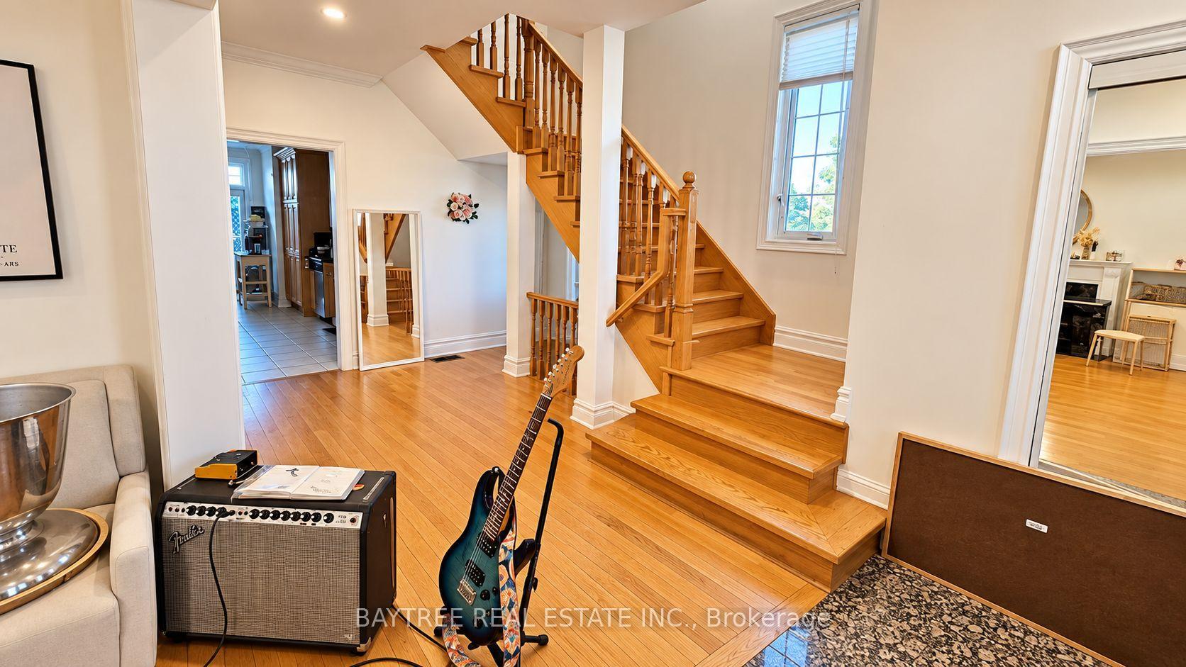 Photo 8 of Unit Upper, 257 Cocksfield Avenue, North York, Bathurst Manor — HOMEH