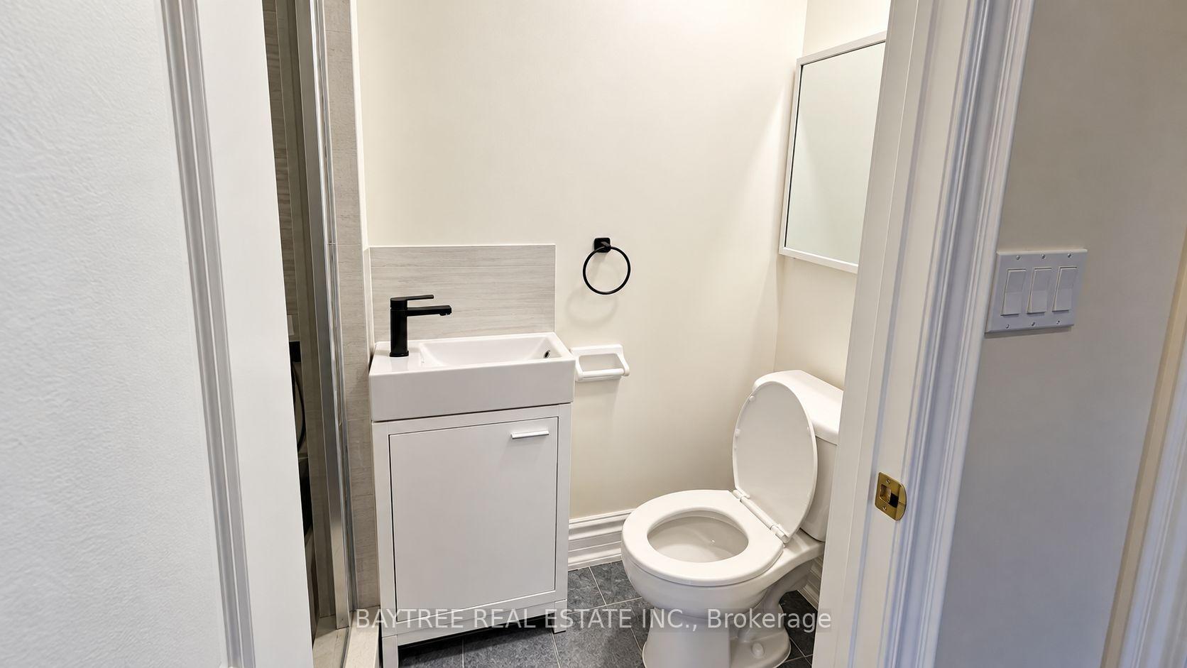 Photo 12 of Unit Upper, 257 Cocksfield Avenue, North York, Bathurst Manor — HOMEH