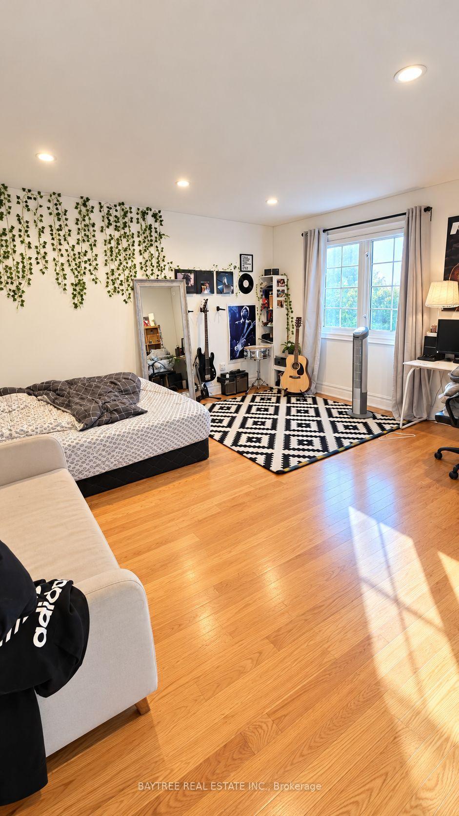 Photo 20 of Unit Upper, 257 Cocksfield Avenue, North York, Bathurst Manor — HOMEH