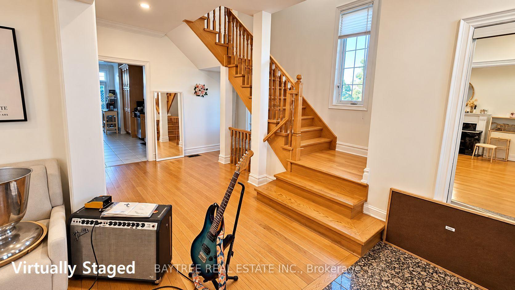 Photo 9 of Unit Upper, 257 Cocksfield Avenue, North York, Bathurst Manor — HOMEH