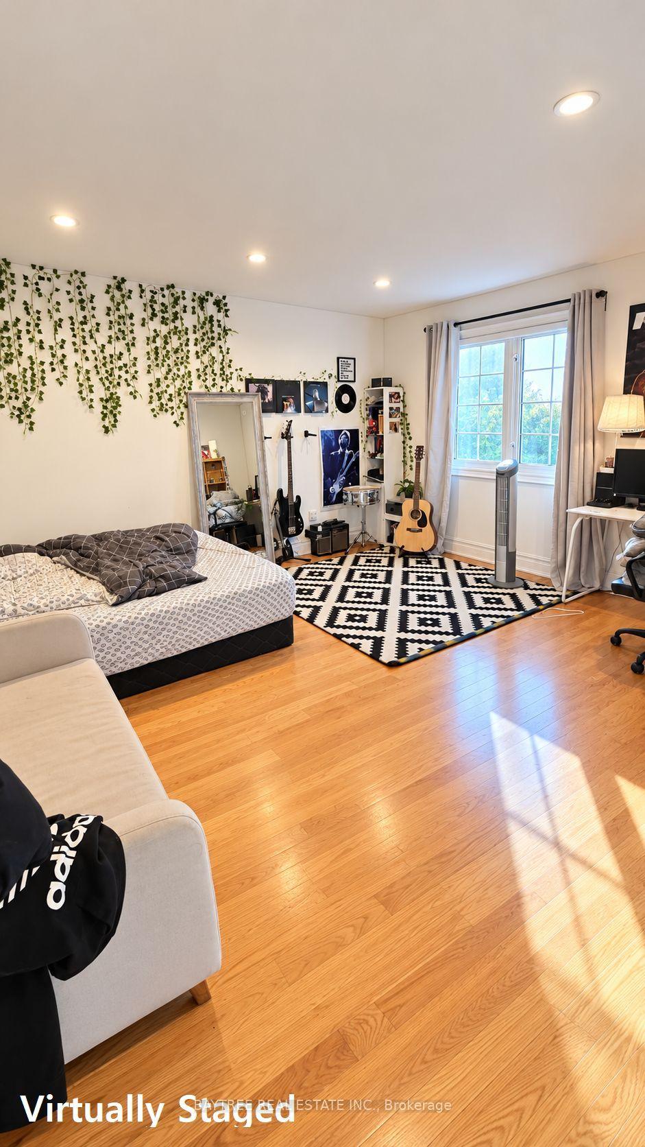 Photo 17 of Unit Upper, 257 Cocksfield Avenue, North York, Bathurst Manor — HOMEH