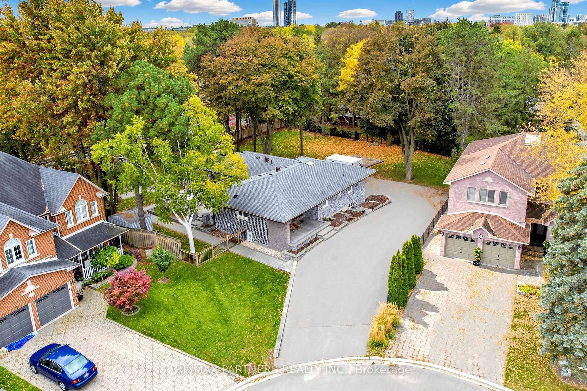 Photo 3 of 52 Berkeley Court, Markham, Unionville — HOMEH