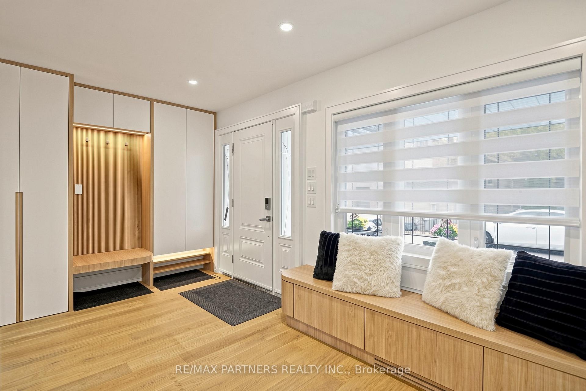 Photo 5 of 52 Berkeley Court, Markham, Unionville — HOMEH