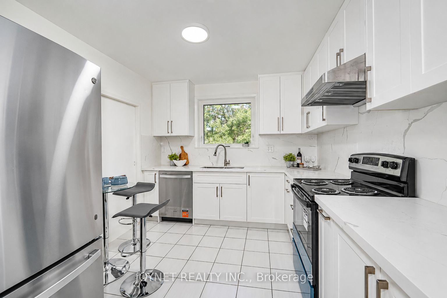 Photo 19 of 42 Brucedale Crescent, North York, Bayview Village — HOMEH