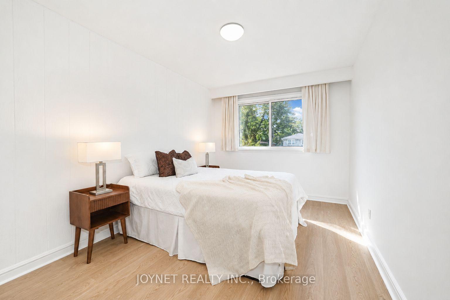 Photo 24 of 42 Brucedale Crescent, North York, Bayview Village — HOMEH