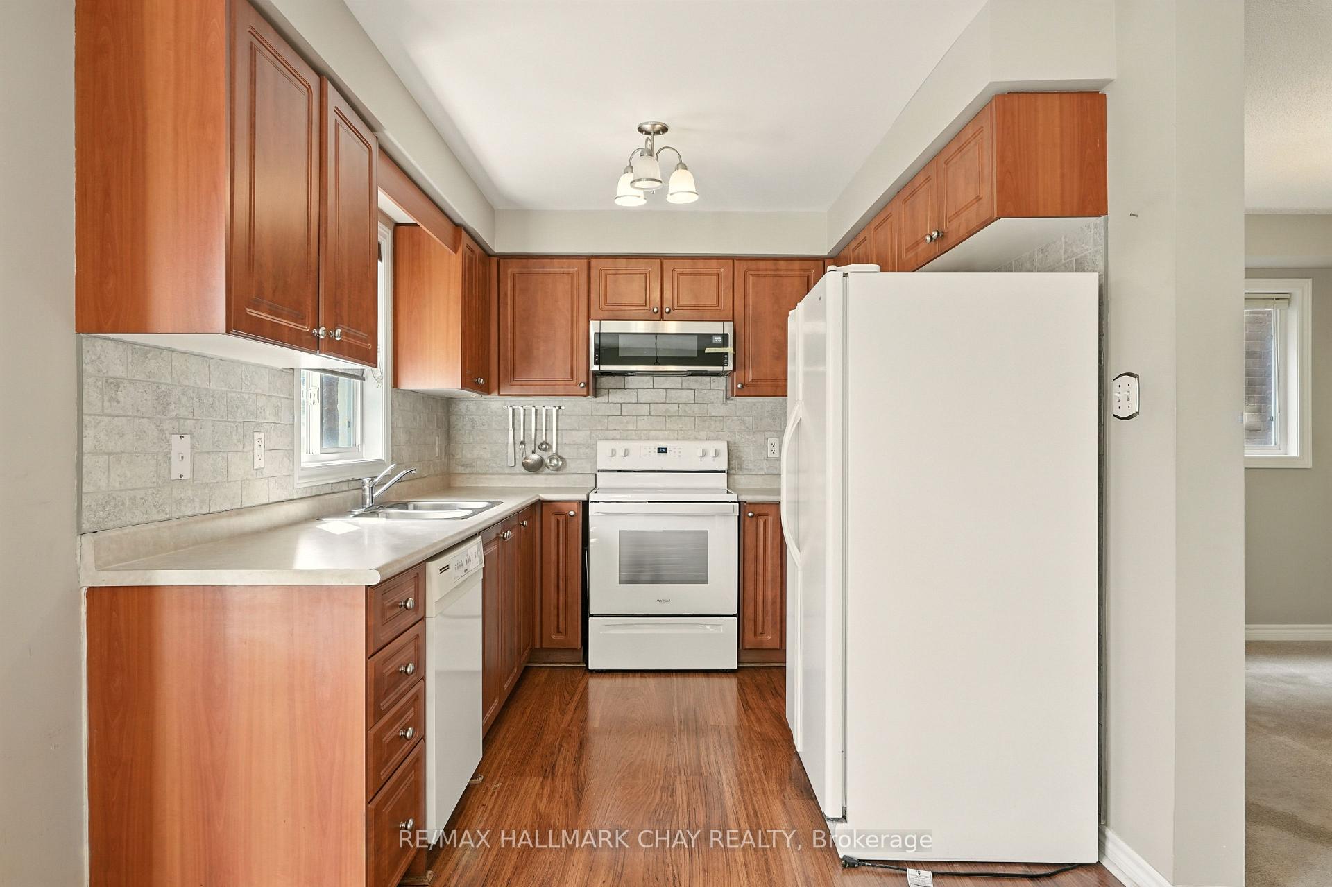Photo 4 of 39 Lang Drive, Barrie, Northwest — HOMEH