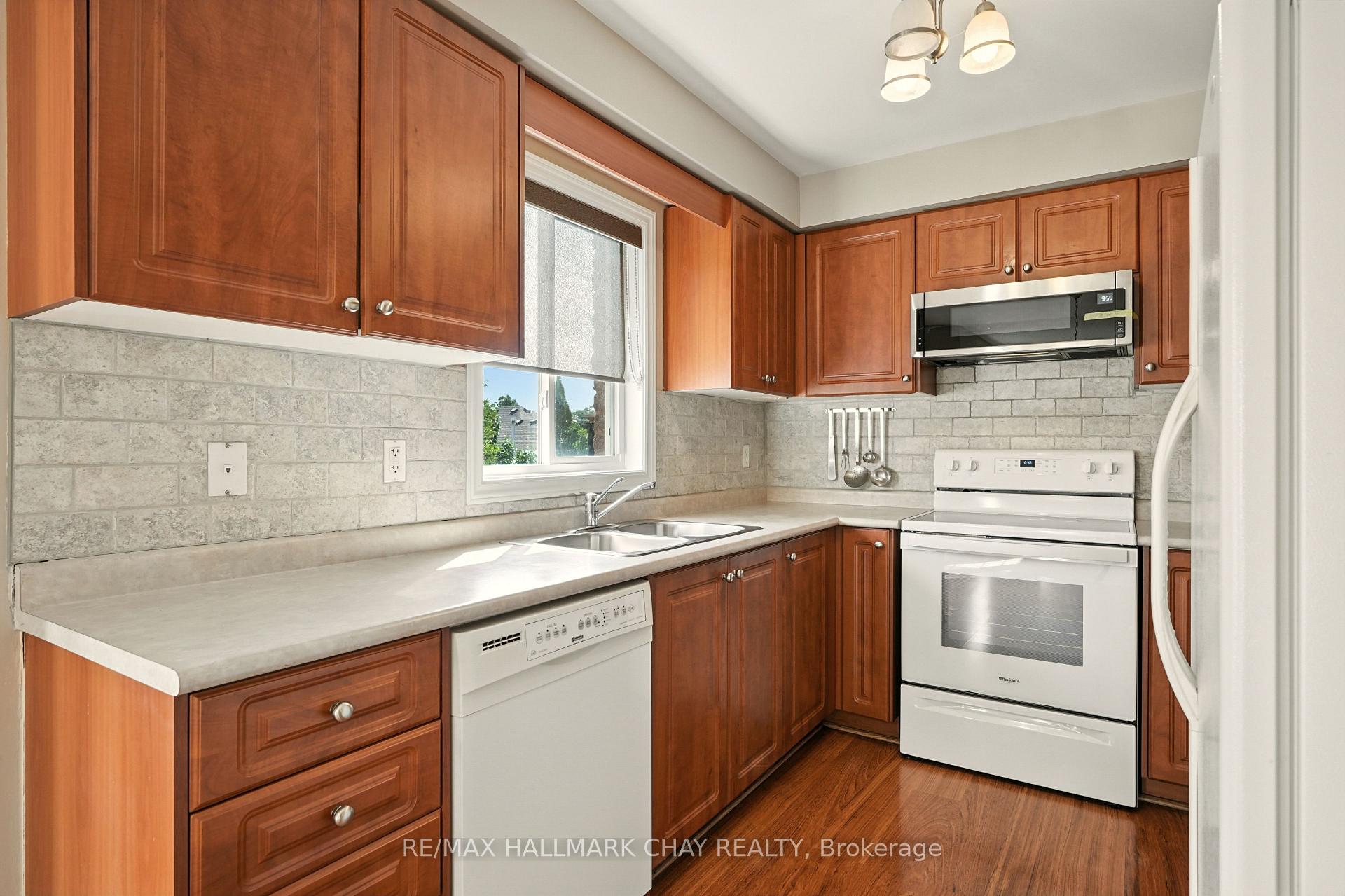 Photo 5 of 39 Lang Drive, Barrie, Northwest — HOMEH