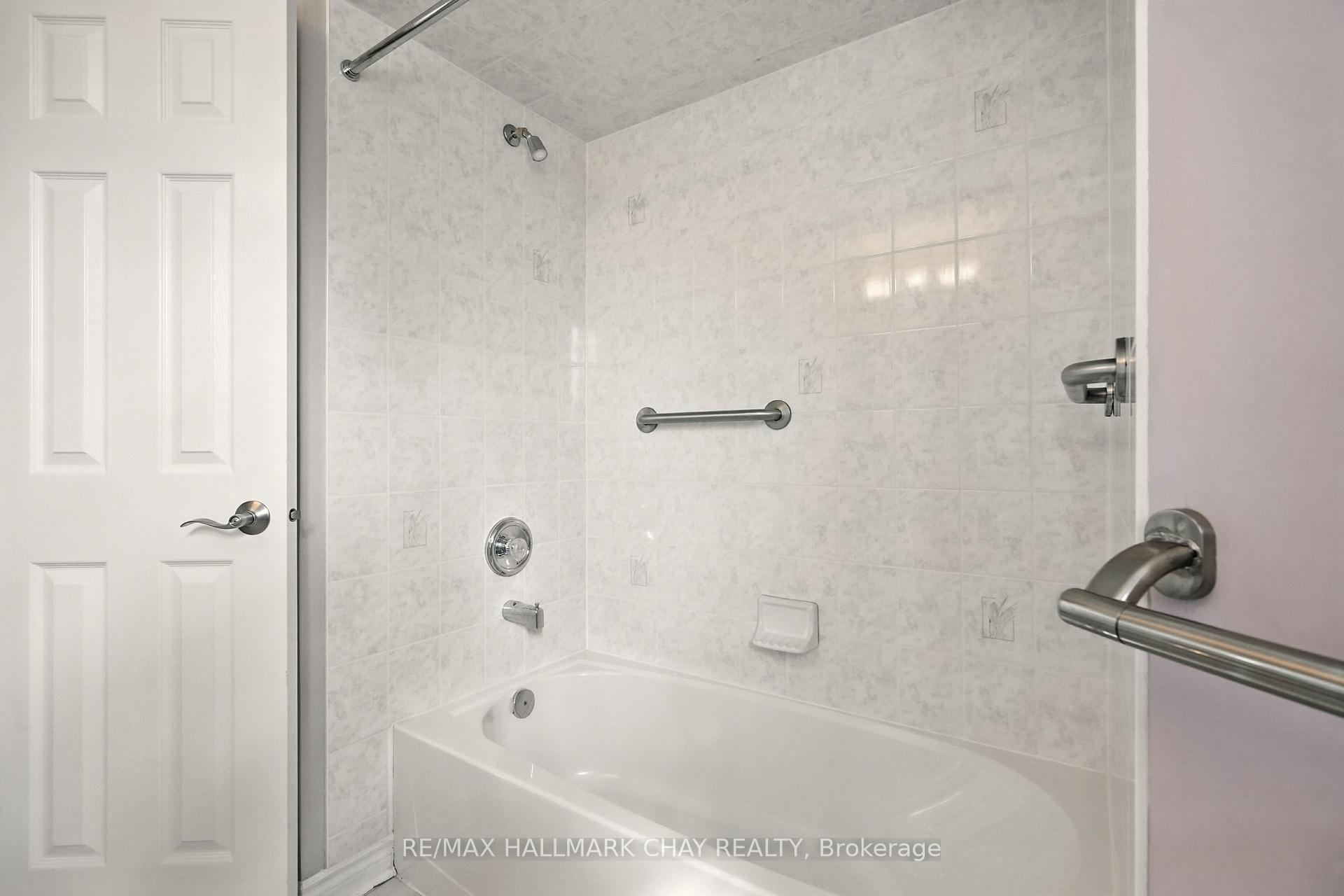 Photo 13 of 39 Lang Drive, Barrie, Northwest — HOMEH