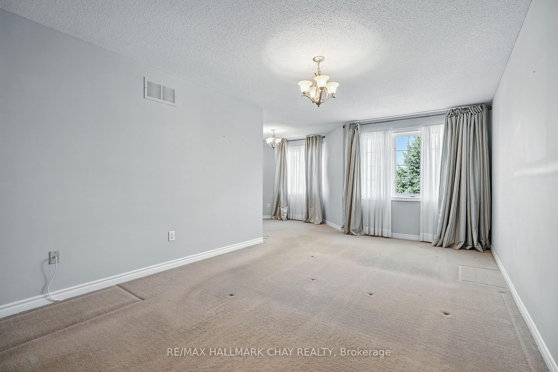 Photo 16 of 39 Lang Drive, Barrie, Northwest — HOMEH