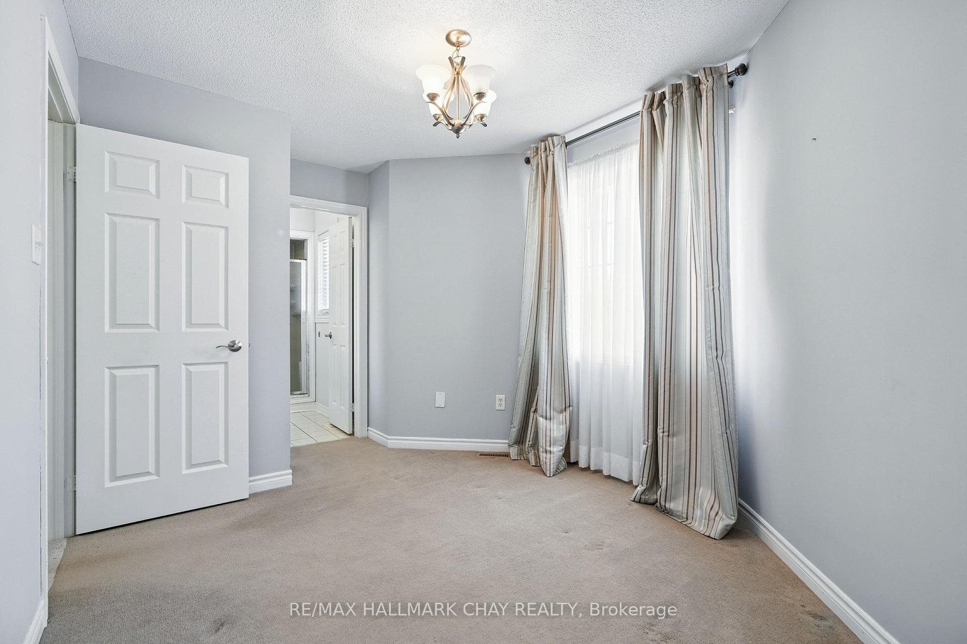 Photo 17 of 39 Lang Drive, Barrie, Northwest — HOMEH