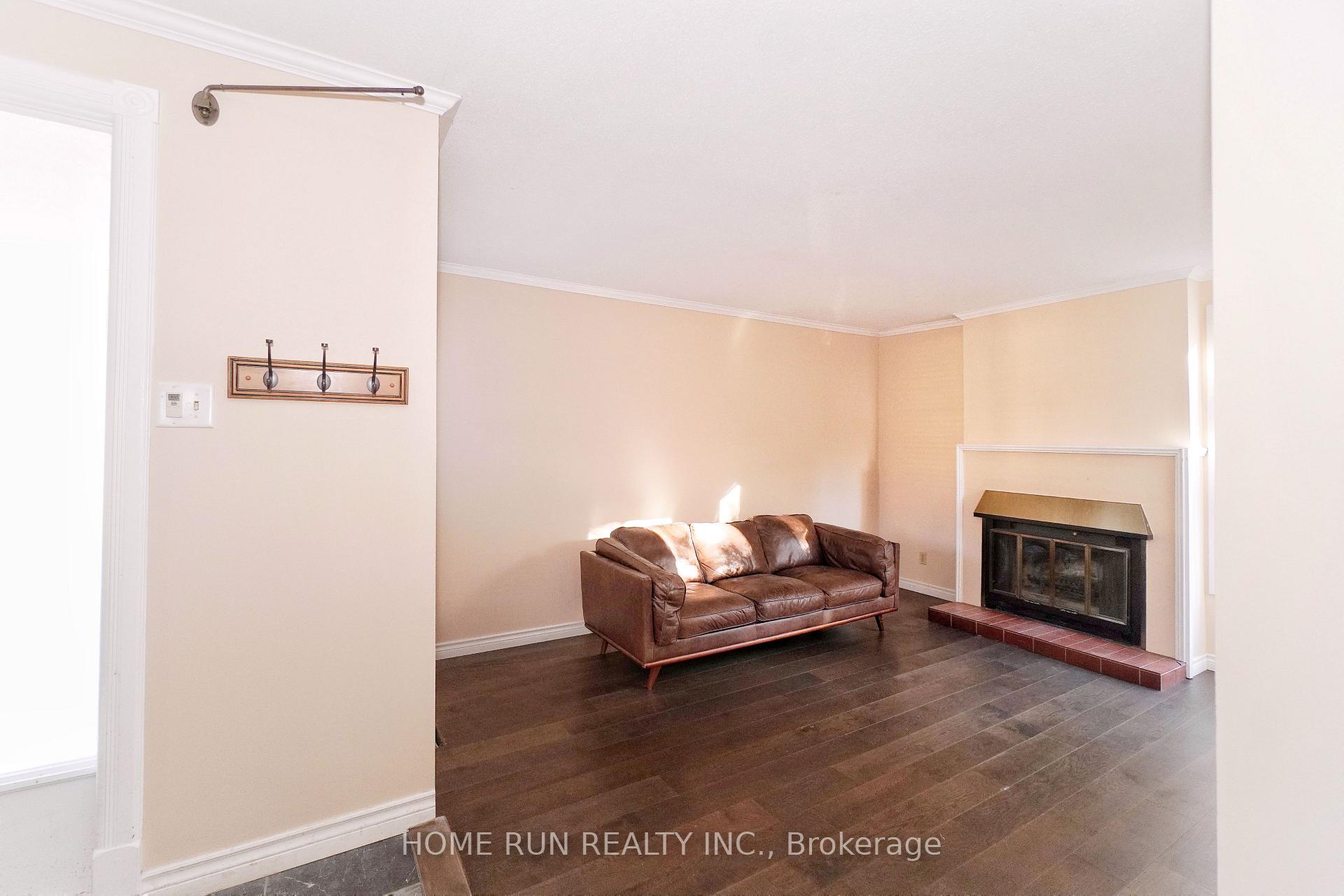 Photo 4 of 1484 Forest Valley Drive, Ottawa, Chapel Hill — HOMEH