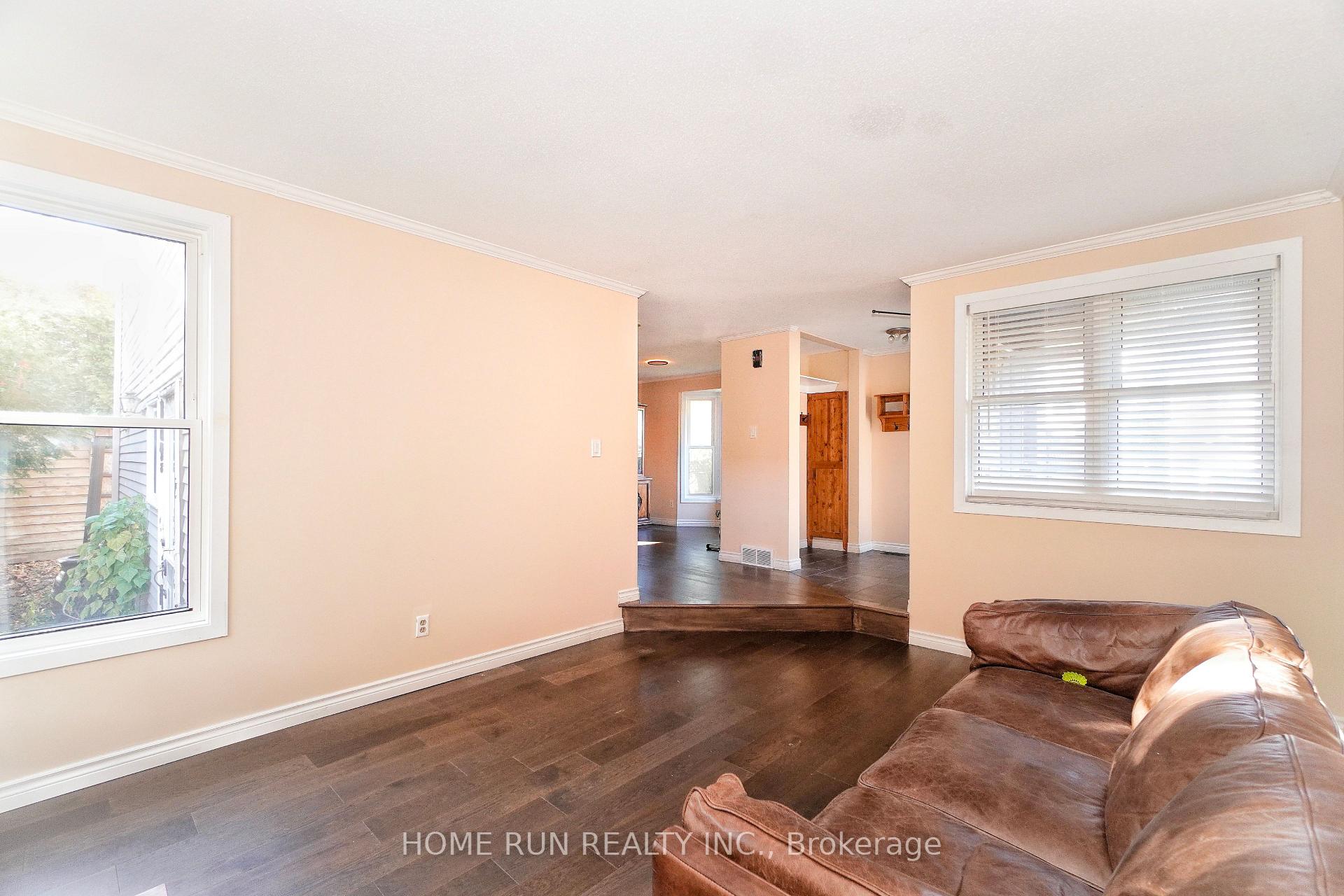 Photo 7 of 1484 Forest Valley Drive, Ottawa, Chapel Hill — HOMEH