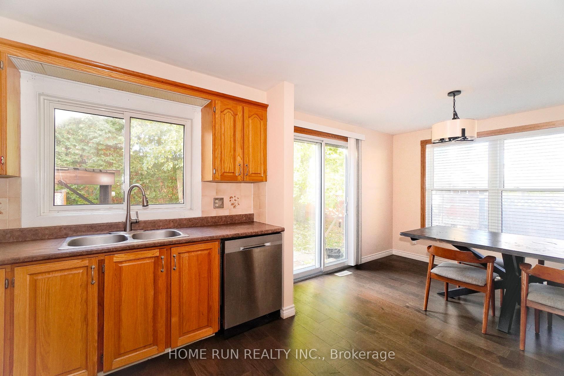 Photo 13 of 1484 Forest Valley Drive, Ottawa, Chapel Hill — HOMEH