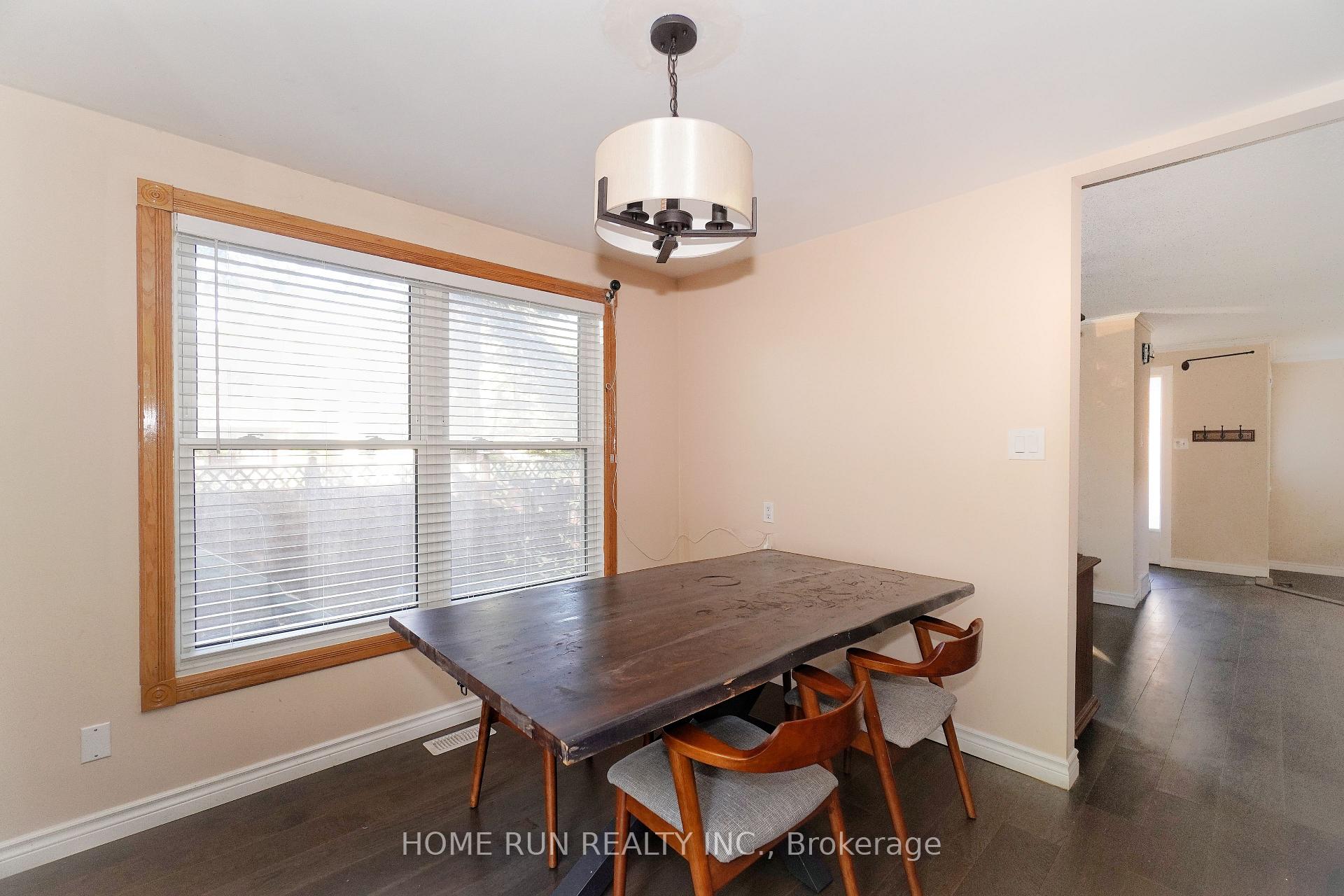 Photo 15 of 1484 Forest Valley Drive, Ottawa, Chapel Hill — HOMEH