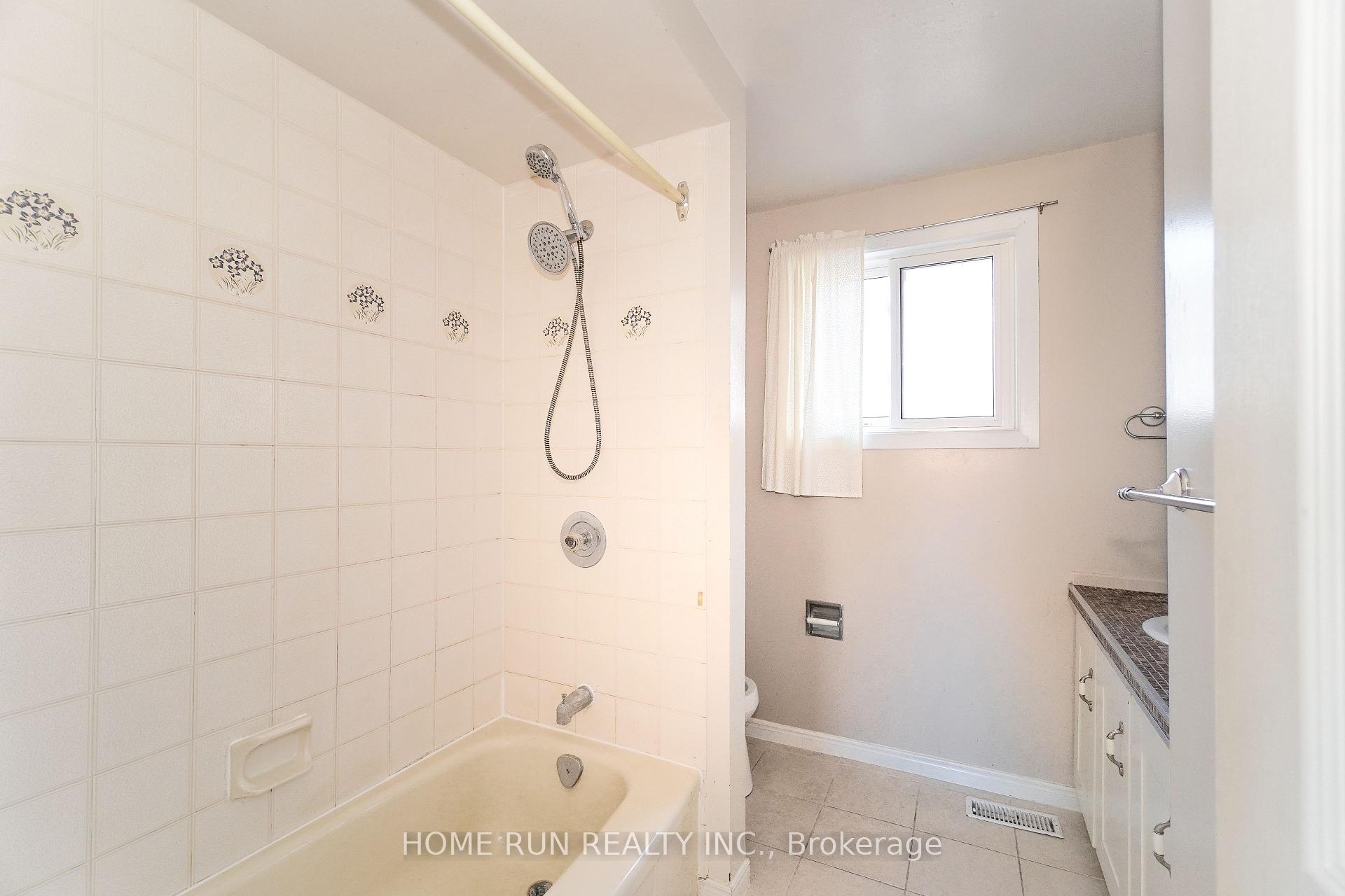 Photo 22 of 1484 Forest Valley Drive, Ottawa, Chapel Hill — HOMEH