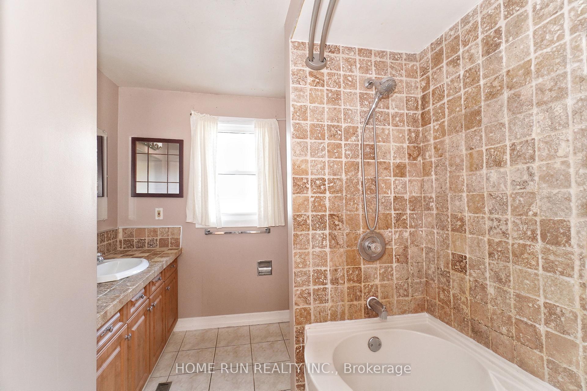 Photo 25 of 1484 Forest Valley Drive, Ottawa, Chapel Hill — HOMEH