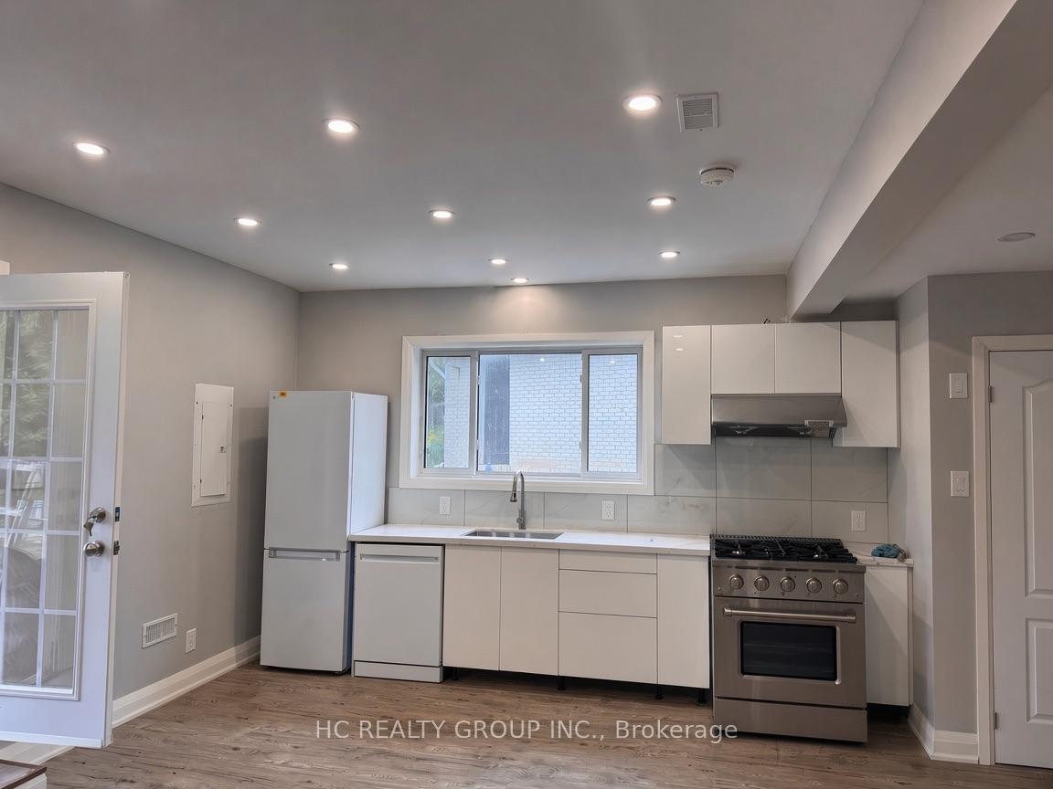 Photo 3 of 32 B King Richard Court, Markham, Bullock — HOMEH