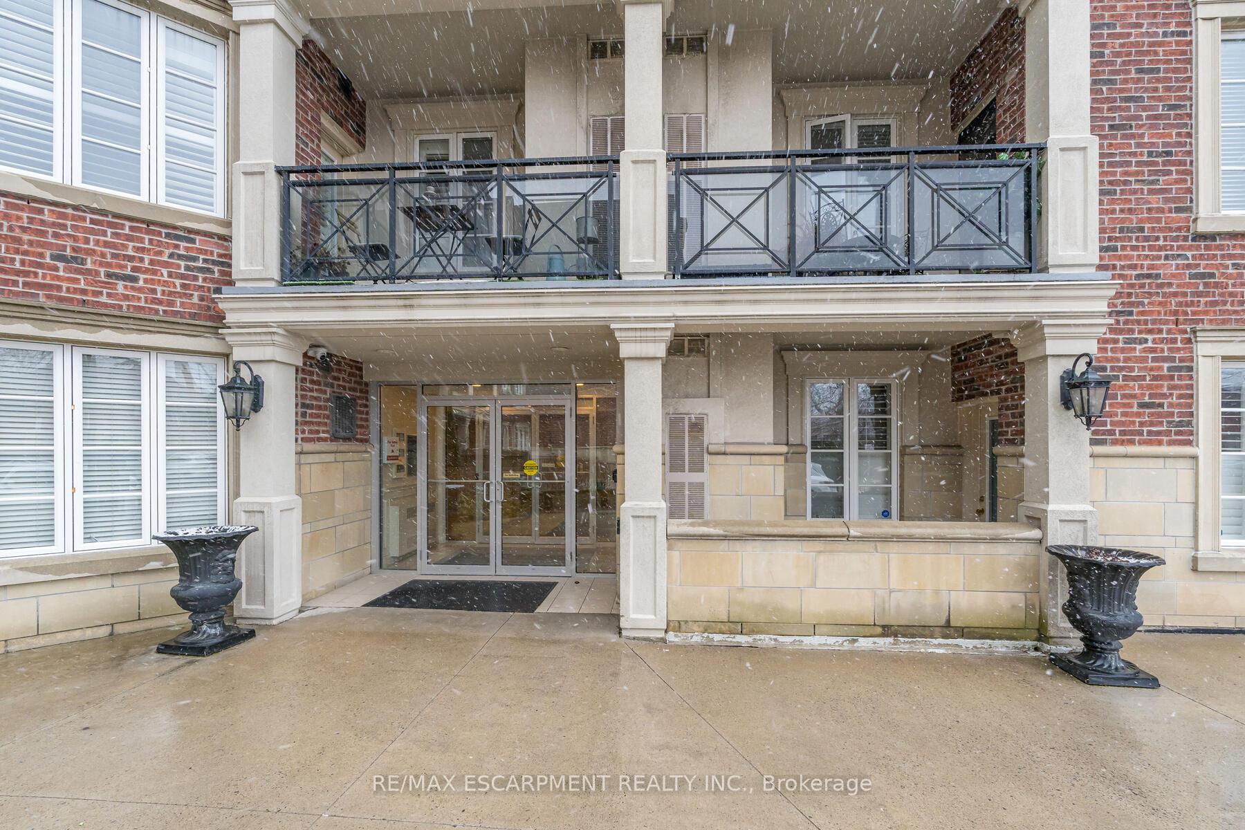 Photo 3 of Unit 116, 3351 Cawthra Road, Mississauga, Applewood — HOMEH