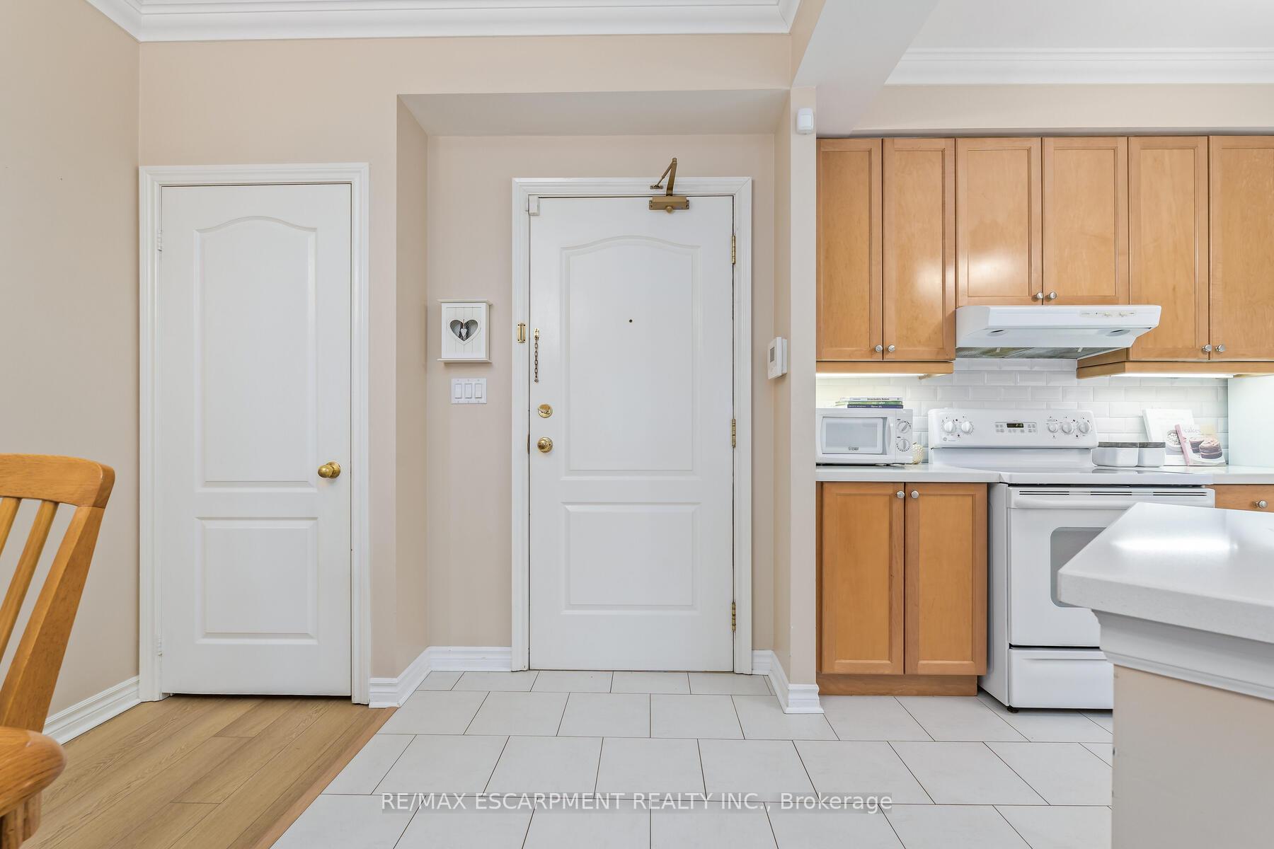 Photo 4 of Unit 116, 3351 Cawthra Road, Mississauga, Applewood — HOMEH