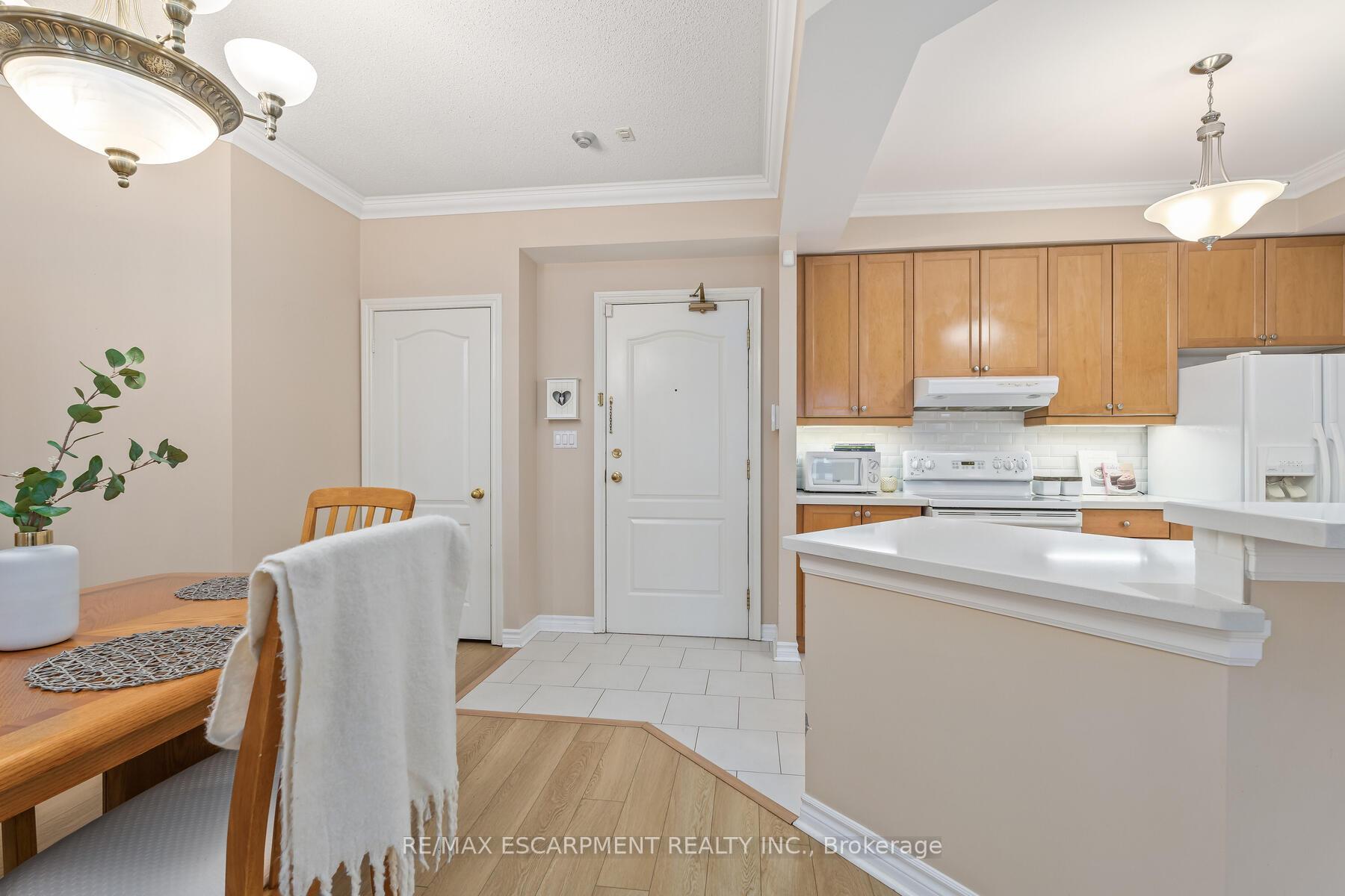Photo 5 of Unit 116, 3351 Cawthra Road, Mississauga, Applewood — HOMEH