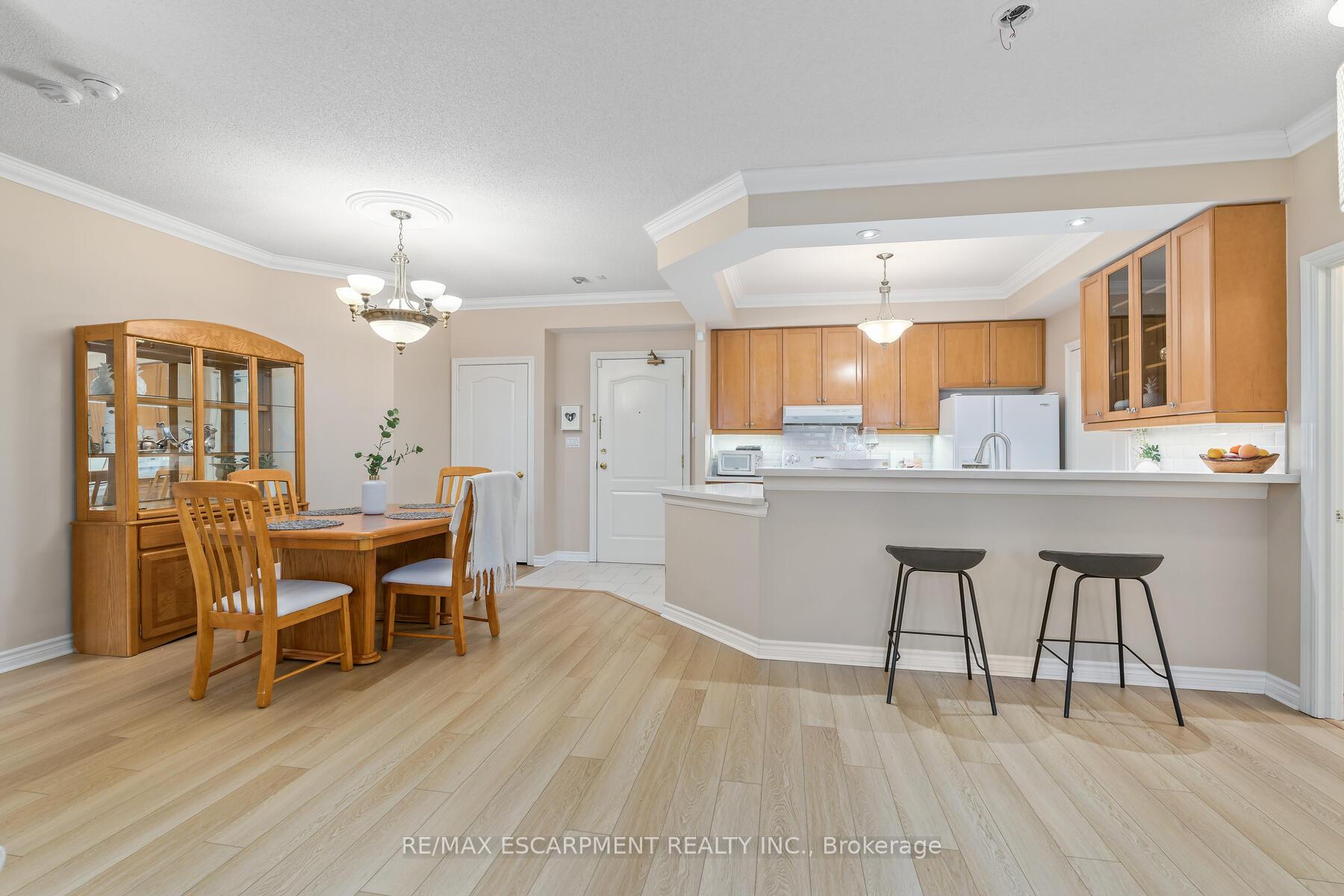 Photo 6 of Unit 116, 3351 Cawthra Road, Mississauga, Applewood — HOMEH