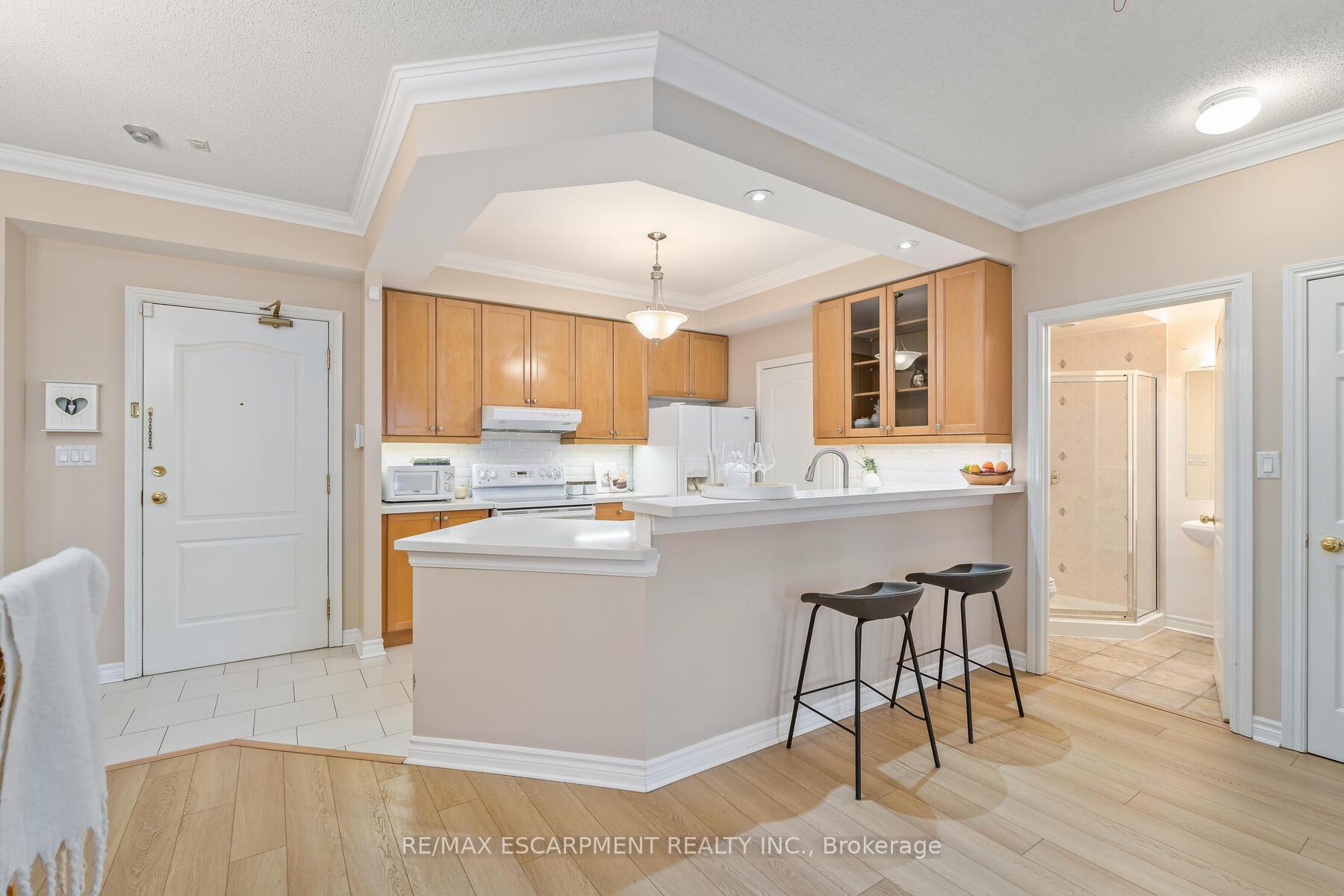Photo 7 of Unit 116, 3351 Cawthra Road, Mississauga, Applewood — HOMEH