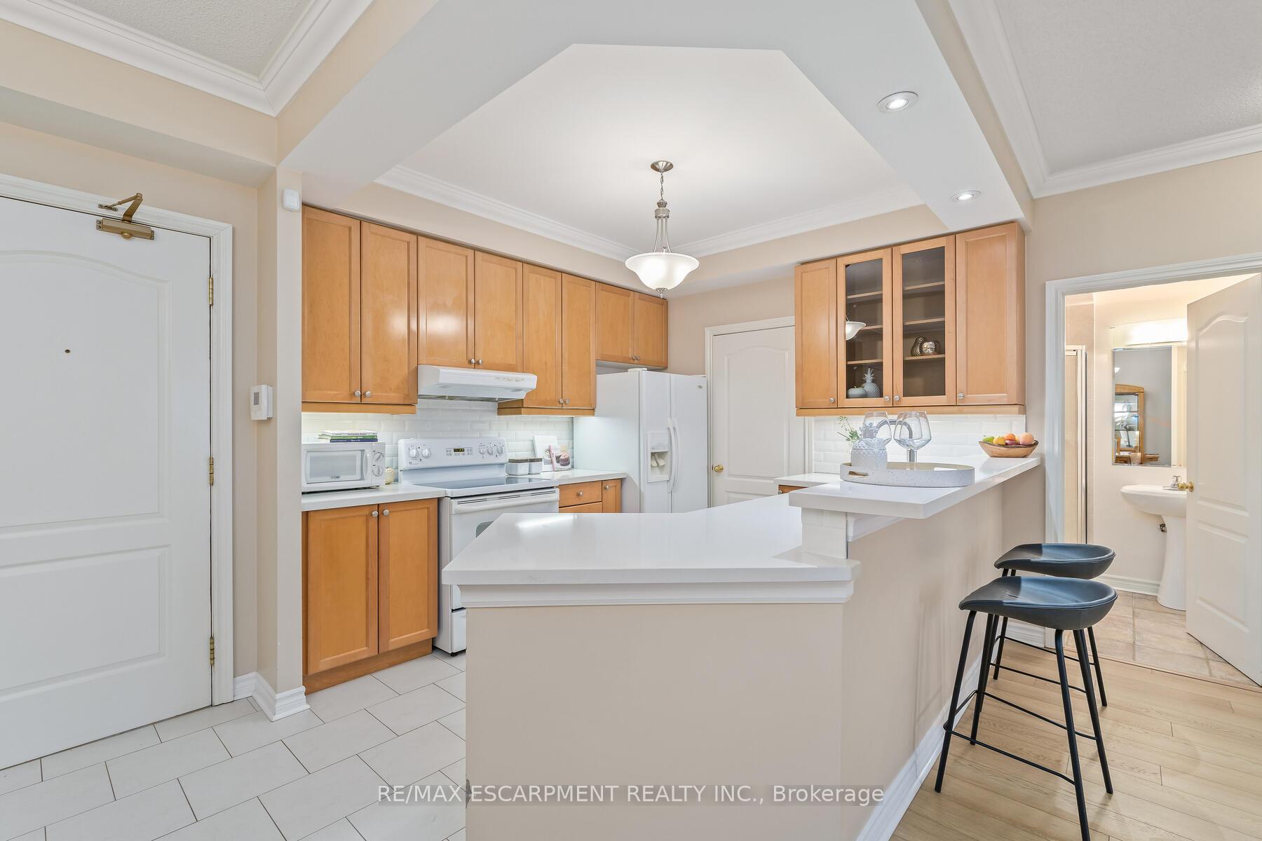 Photo 8 of Unit 116, 3351 Cawthra Road, Mississauga, Applewood — HOMEH