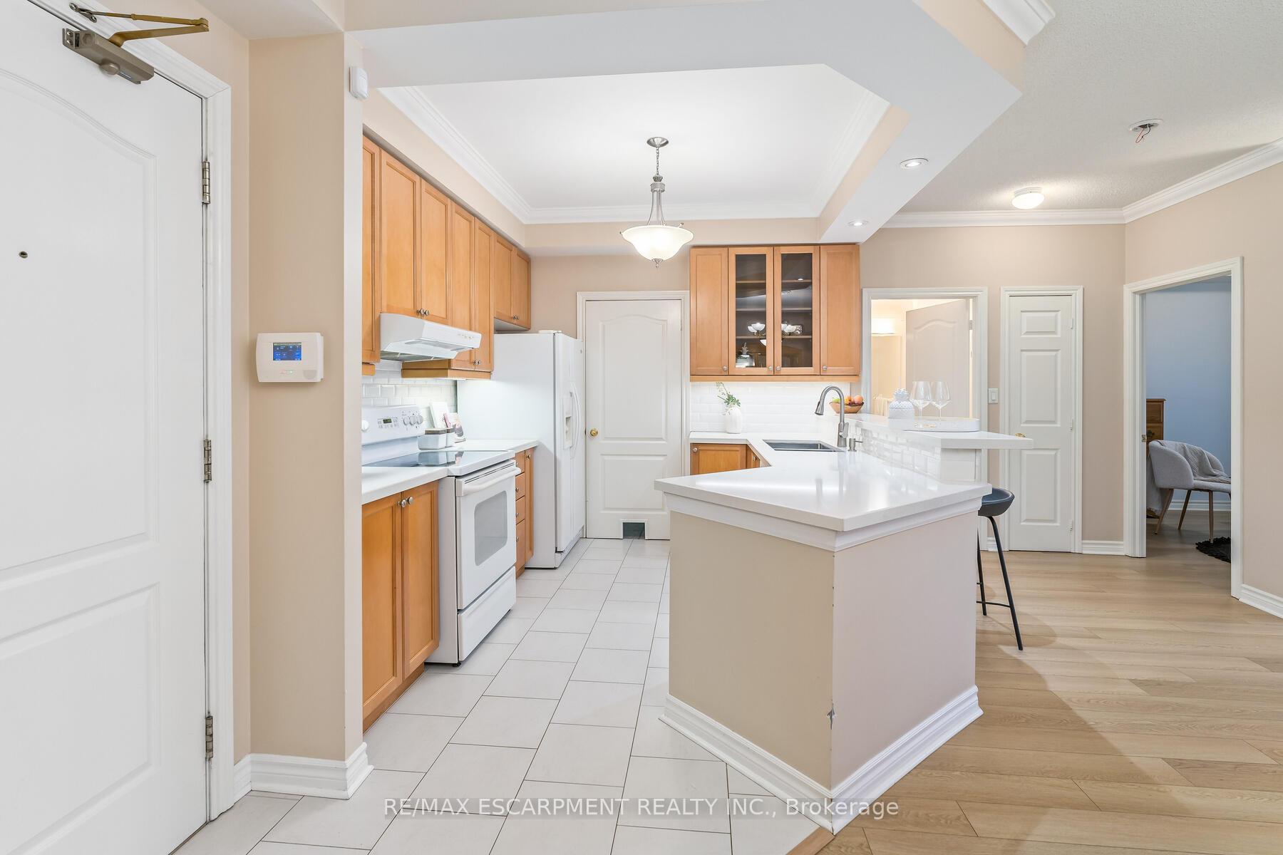 Photo 9 of Unit 116, 3351 Cawthra Road, Mississauga, Applewood — HOMEH