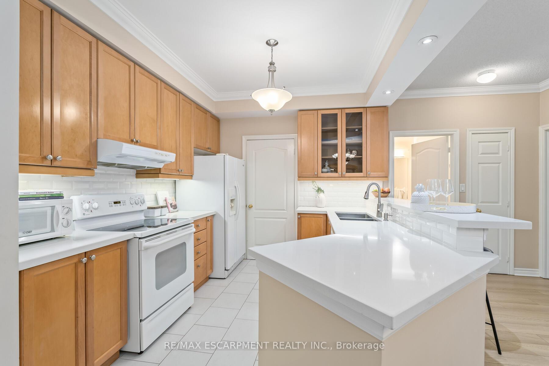 Photo 10 of Unit 116, 3351 Cawthra Road, Mississauga, Applewood — HOMEH