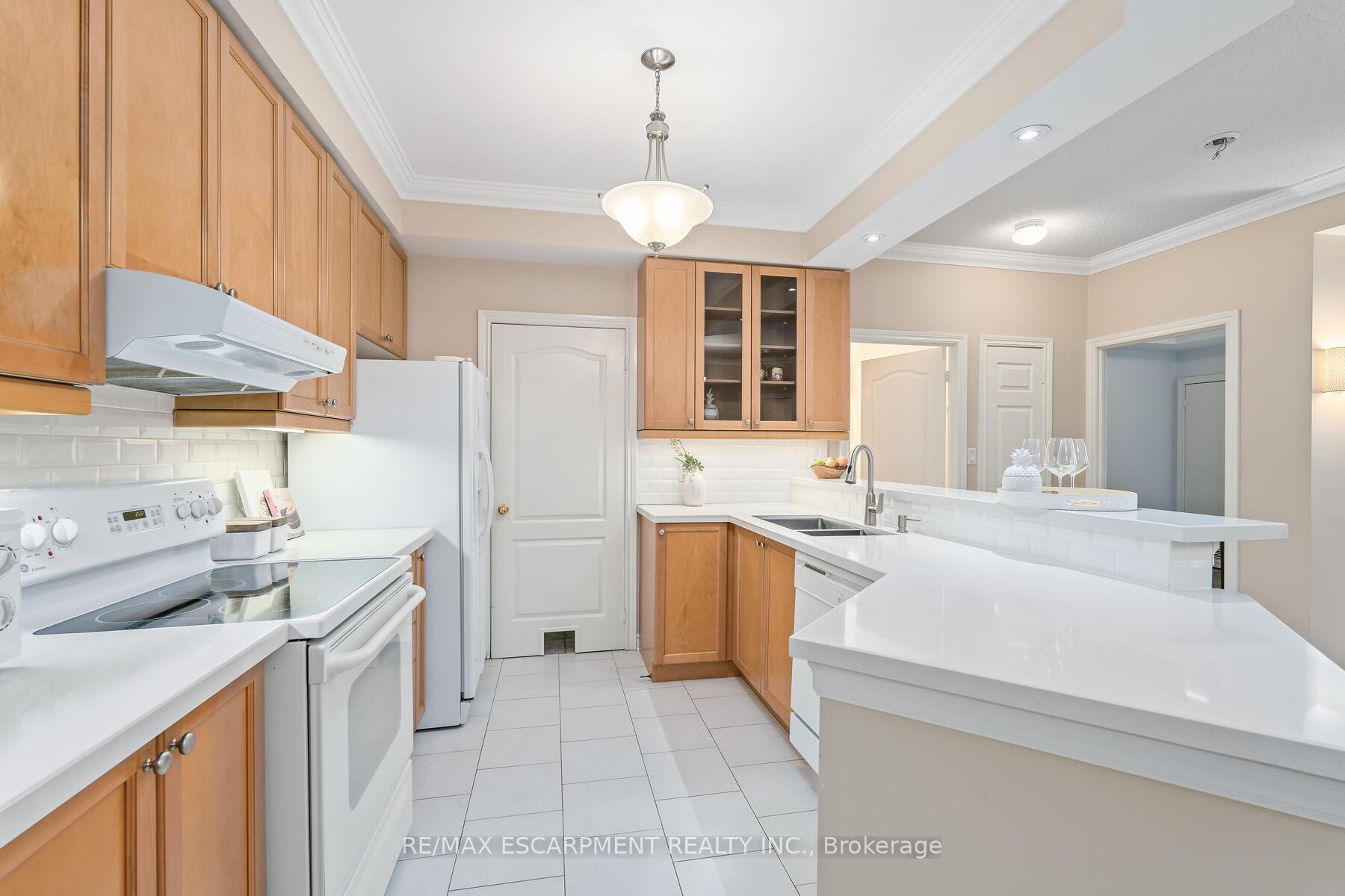 Photo 11 of Unit 116, 3351 Cawthra Road, Mississauga, Applewood — HOMEH
