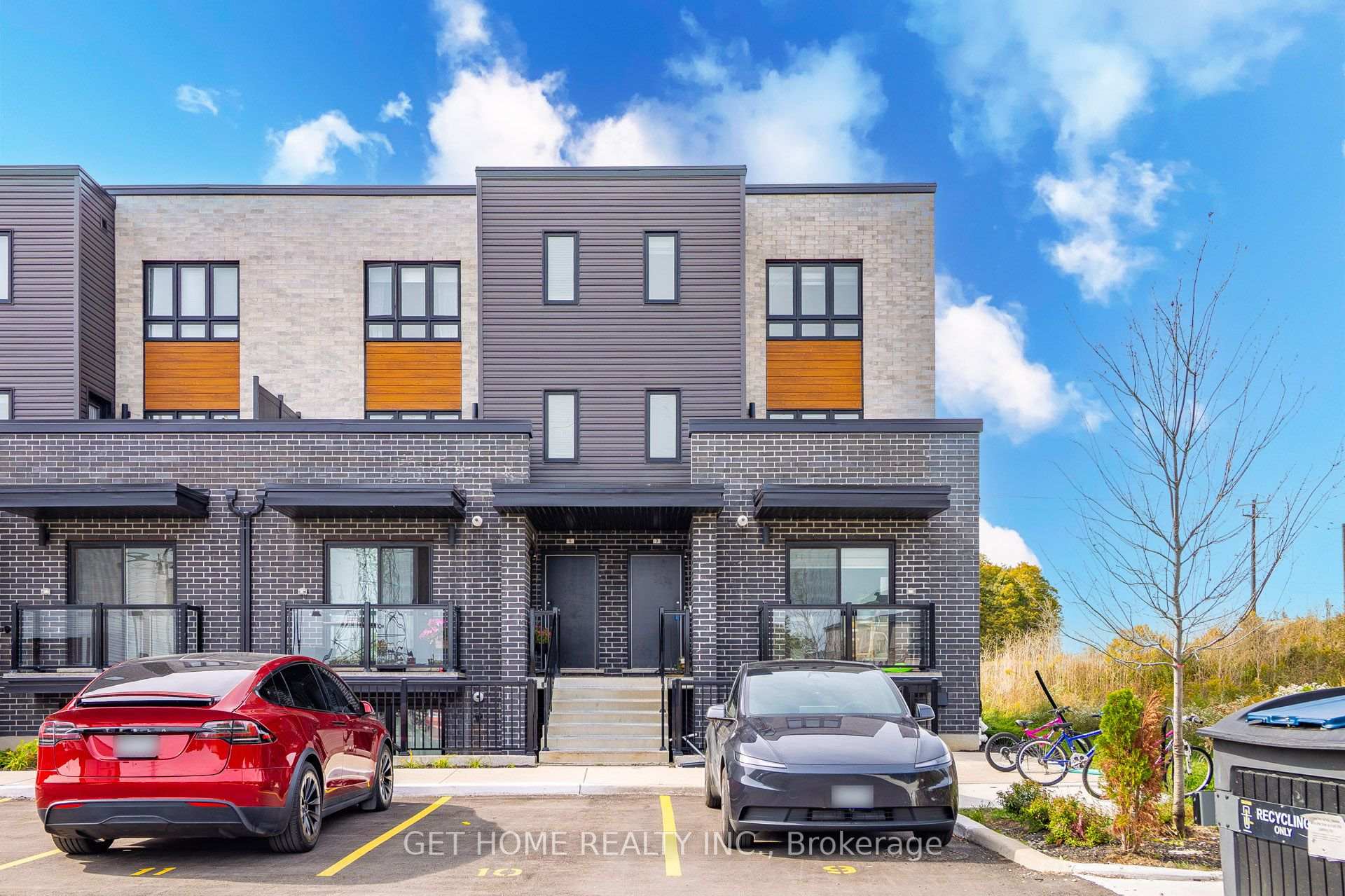 Photo 2 of Unit 3, 235 Chapel Hill Drive, Kitchener, Doon South — HOMEH