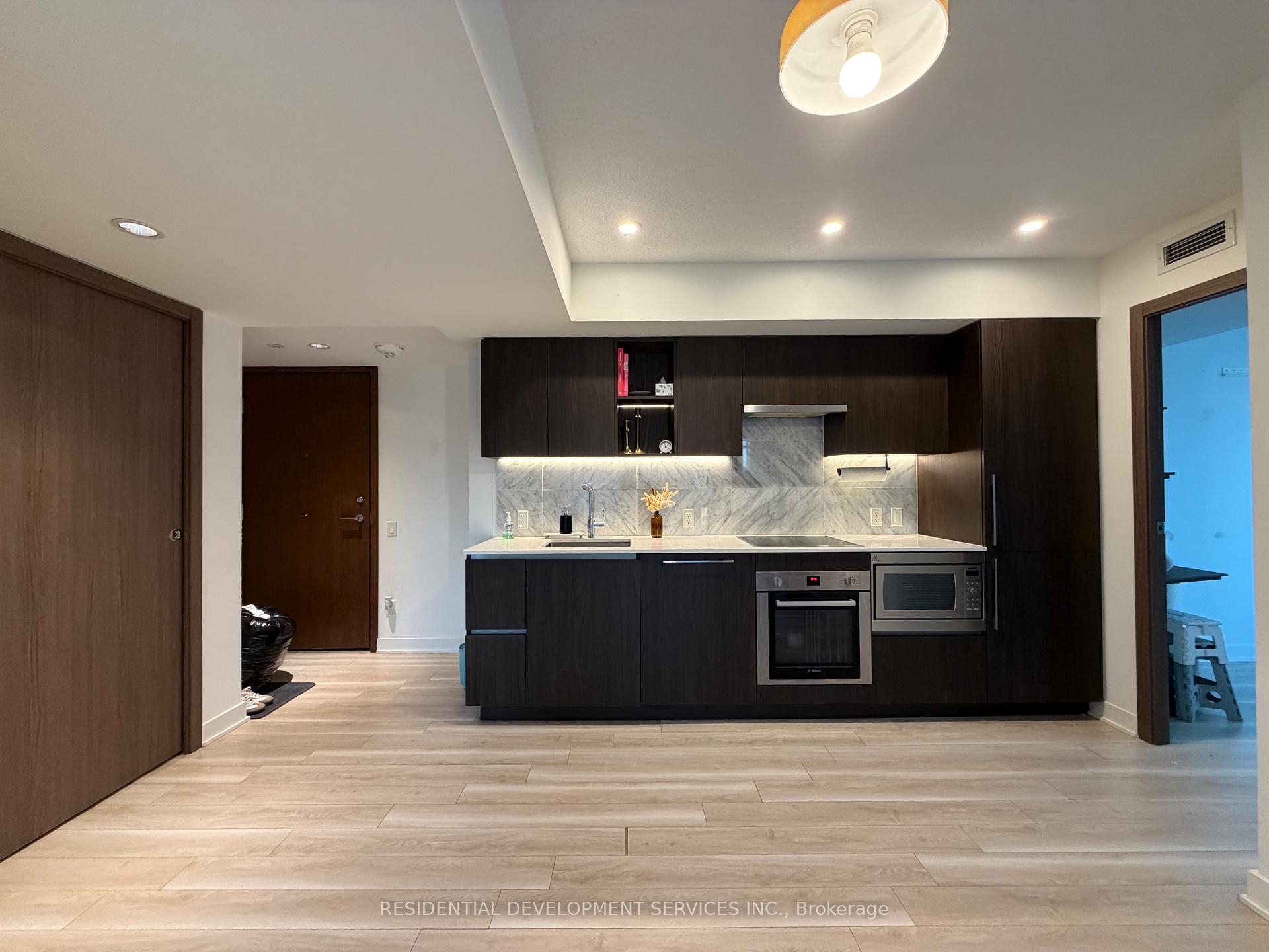 Photo 4 of Unit 906, 17 Bathurst Street, Toronto, Waterfront Communities — HOMEH