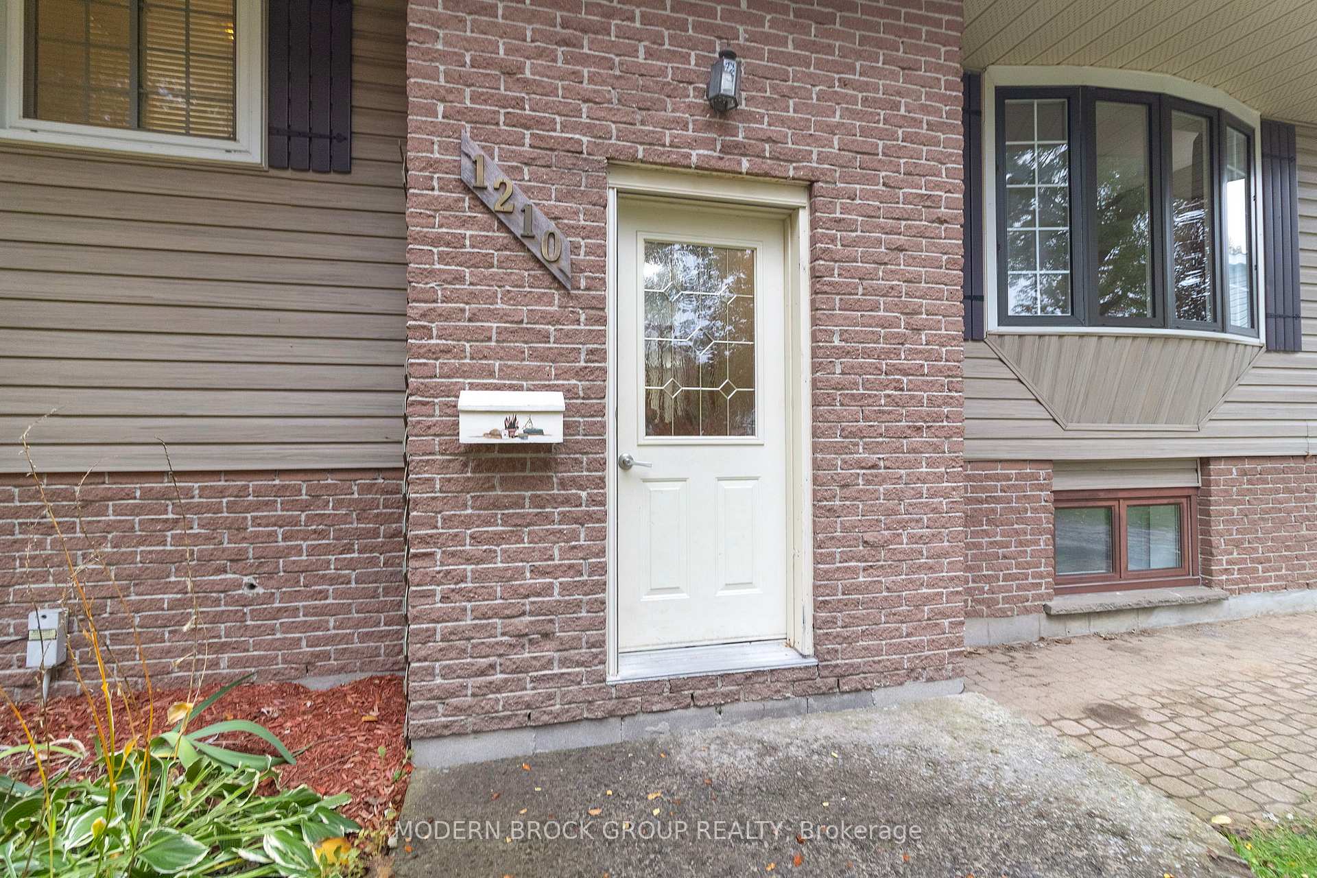 Photo 4 of 1210 Peden Boulevard, Brockville, Brockville — HOMEH