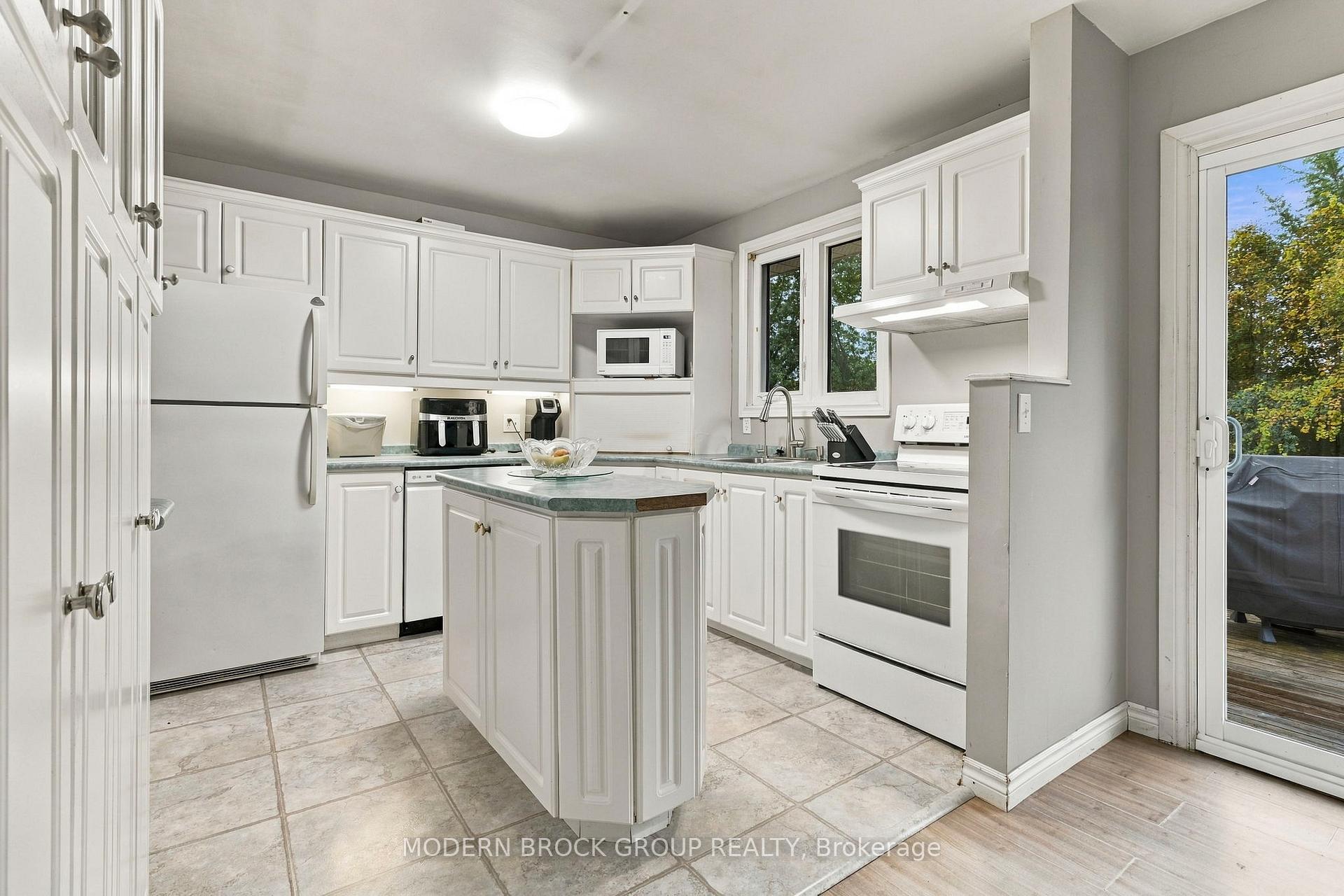 Photo 17 of 1210 Peden Boulevard, Brockville, Brockville — HOMEH