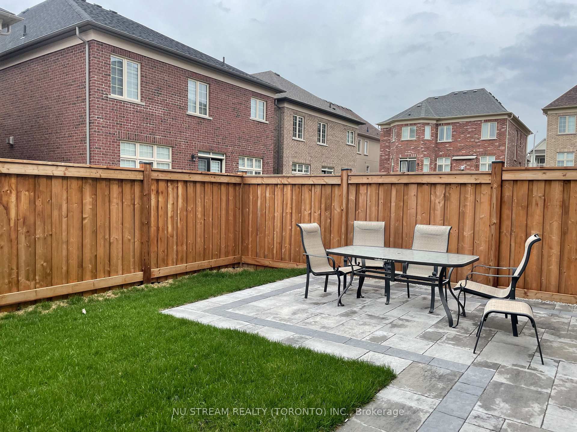 Photo 13 of Unit Lower, 10 Drizzel Crescent, Richmond Hill, Oak Ridges — HOMEH