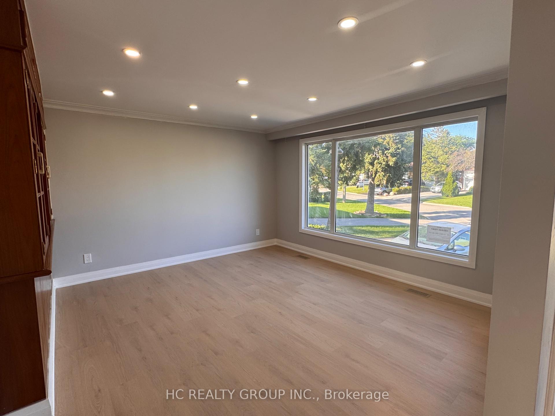 Photo 3 of 32 Upper King Richard Court, Markham, Bullock — HOMEH