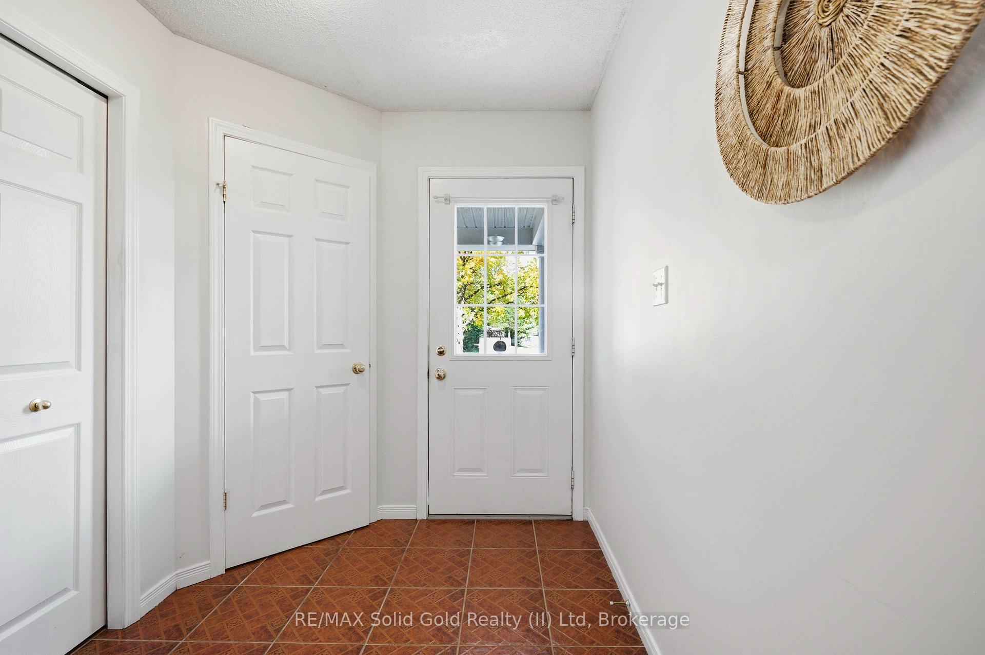 Photo 3 of 324 Beaumont Crescent, Kitchener, Idlewood — HOMEH