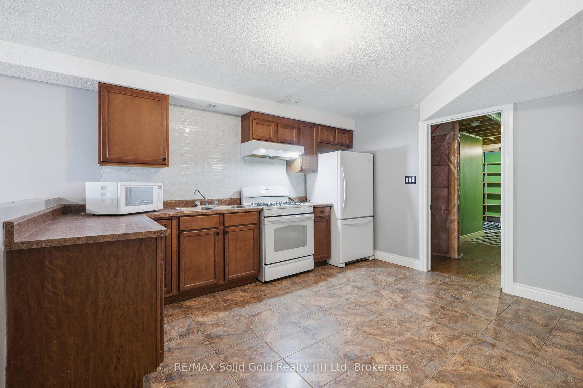 Photo 32 of 324 Beaumont Crescent, Kitchener, Idlewood — HOMEH