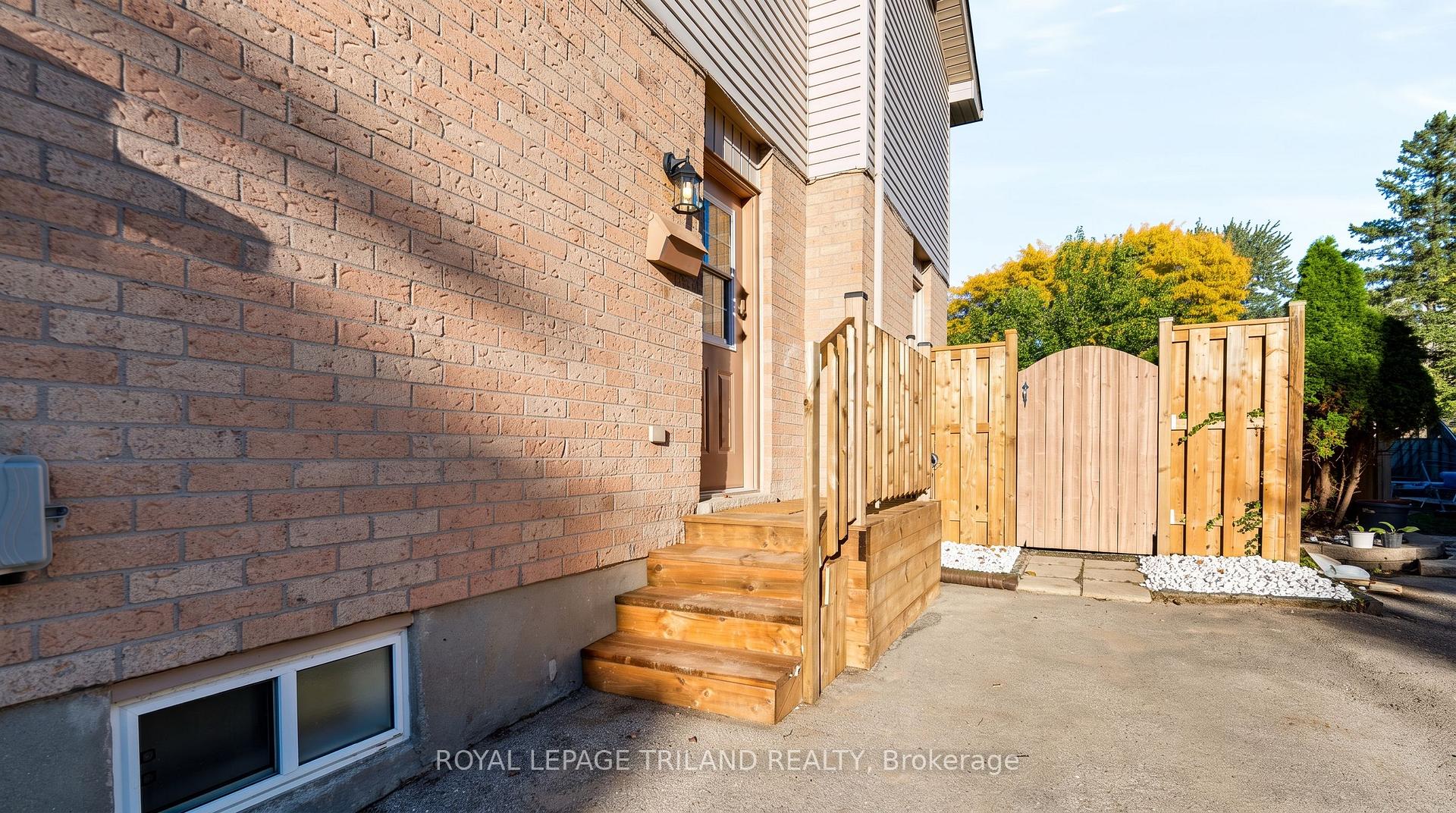 Photo 4 of 136 Golfdale Crescent, London, South Q — HOMEH
