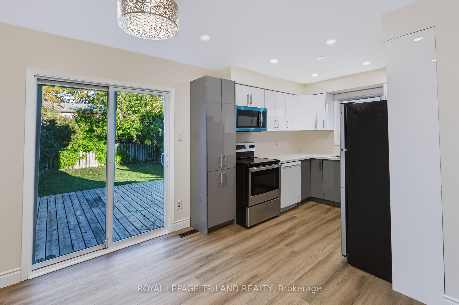 Photo 10 of 136 Golfdale Crescent, London, South Q — HOMEH