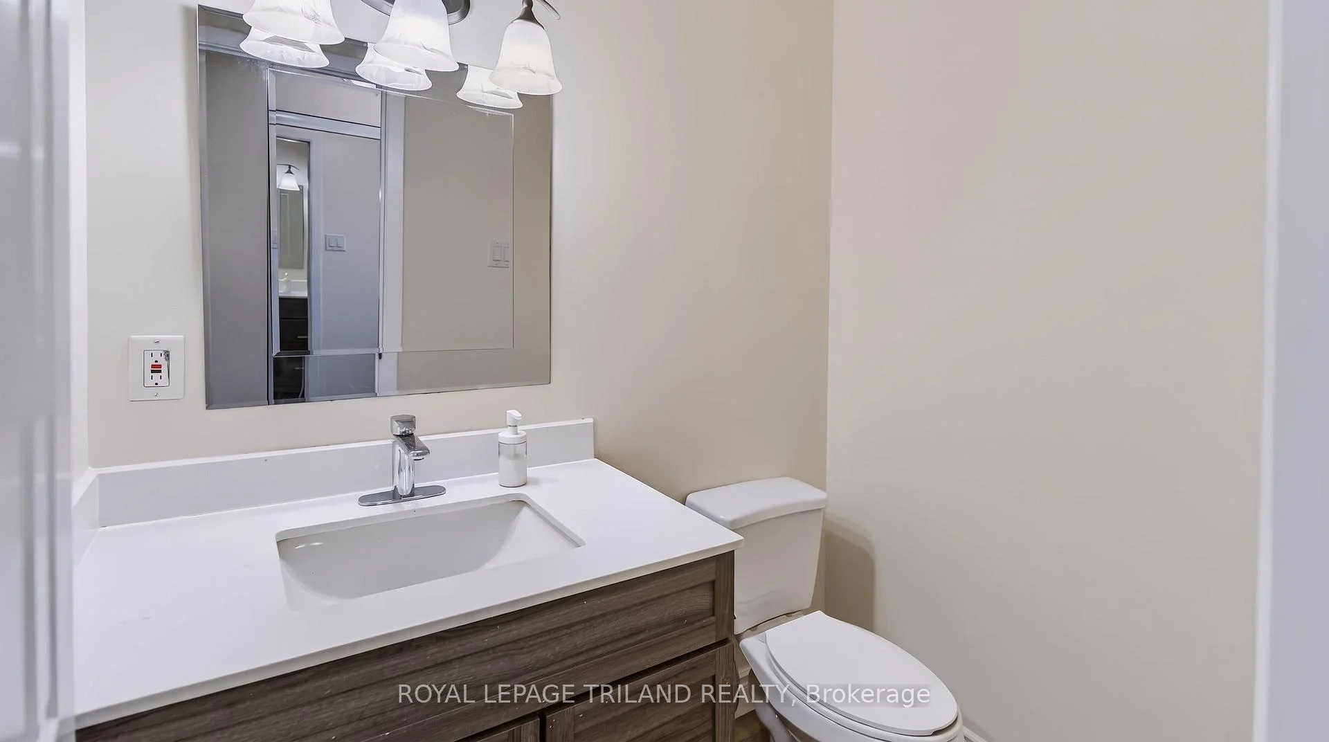 Photo 8 of 136 Golfdale Crescent, London, South Q — HOMEH