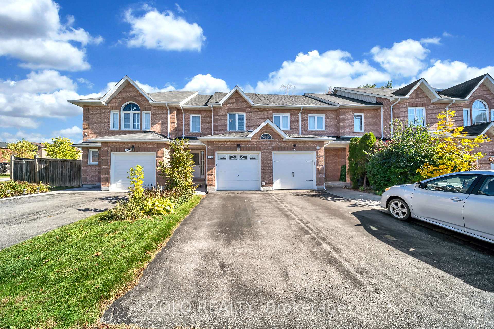 Photo 3 of 215 Park Drive, Whitchurch-Stouffville, Stouffville — HOMEH