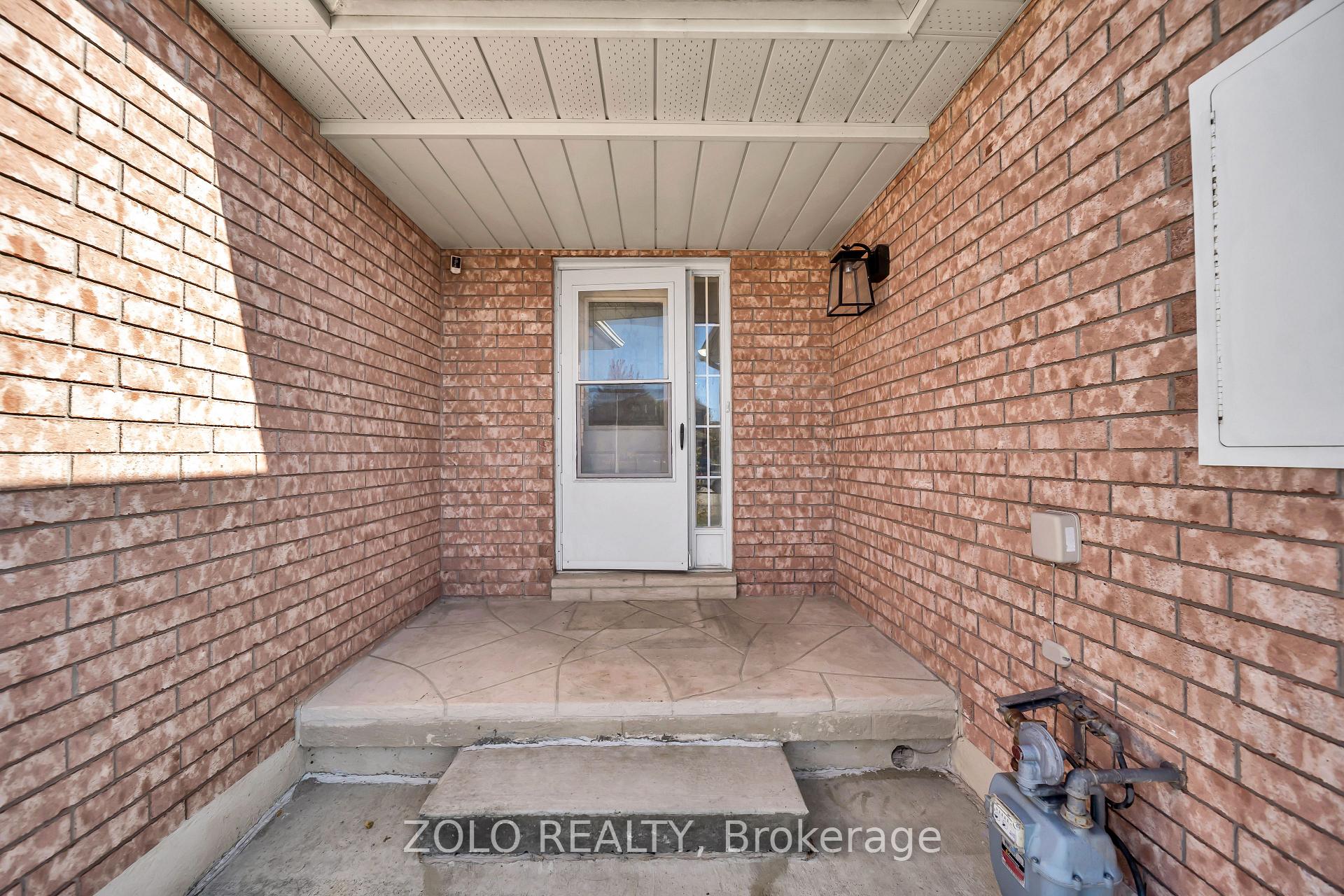 Photo 4 of 215 Park Drive, Whitchurch-Stouffville, Stouffville — HOMEH