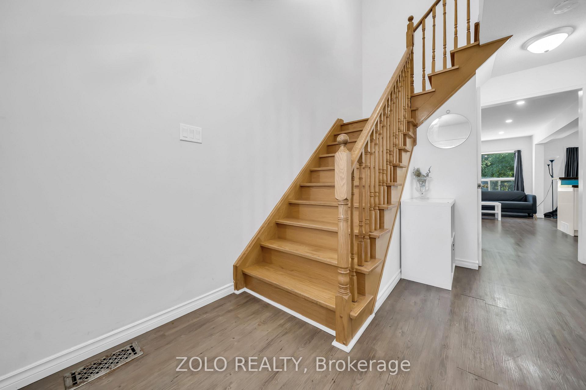 Photo 6 of 215 Park Drive, Whitchurch-Stouffville, Stouffville — HOMEH