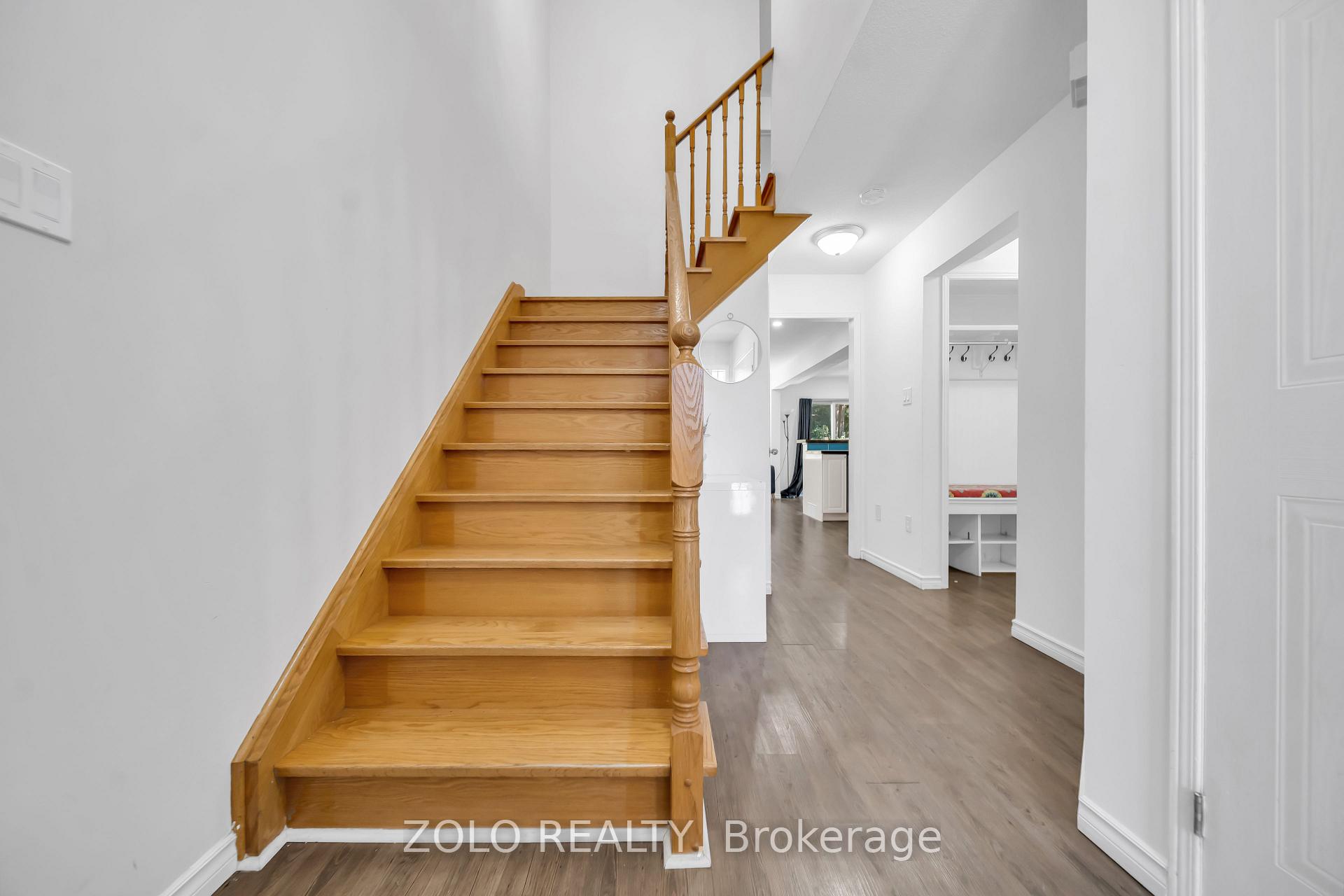 Photo 7 of 215 Park Drive, Whitchurch-Stouffville, Stouffville — HOMEH