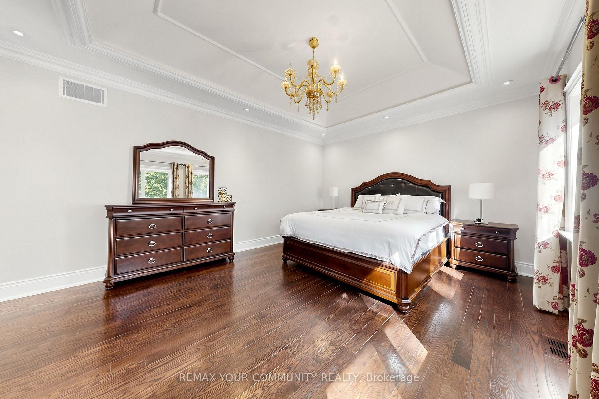 Photo 24 of 39 Moore Park Avenue, North York, Newtonbrook West — HOMEH