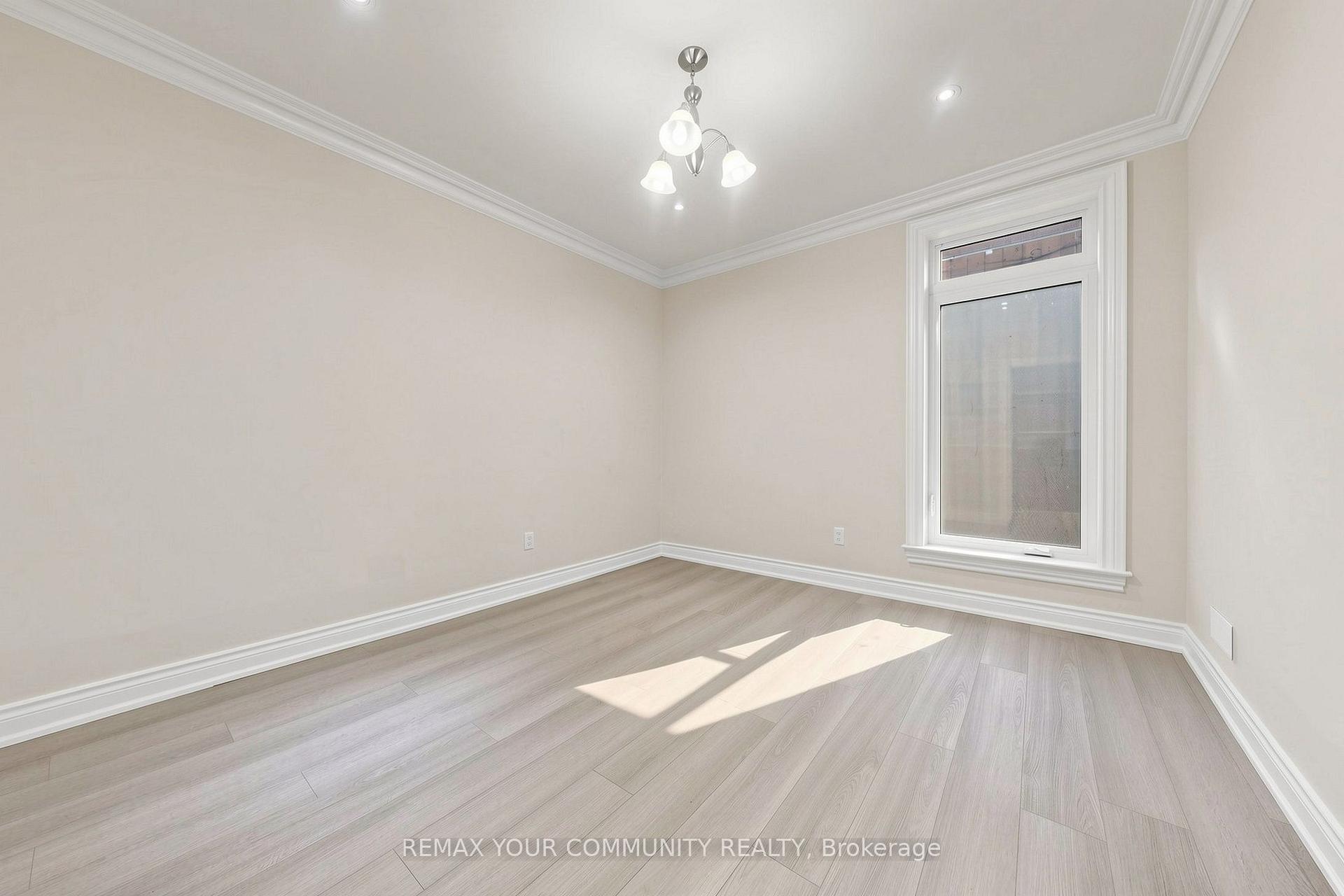 Photo 43 of 39 Moore Park Avenue, North York, Newtonbrook West — HOMEH