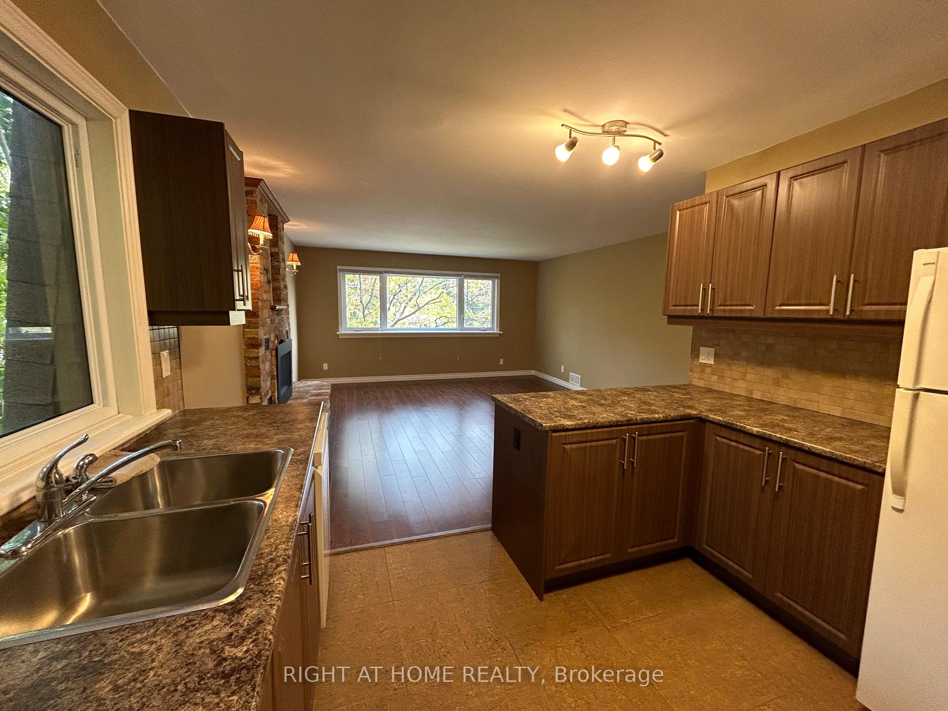 Photo 4 of Unit Upper Level, 36 Aurora Heights Drive, Aurora, Aurora Heights — HOMEH