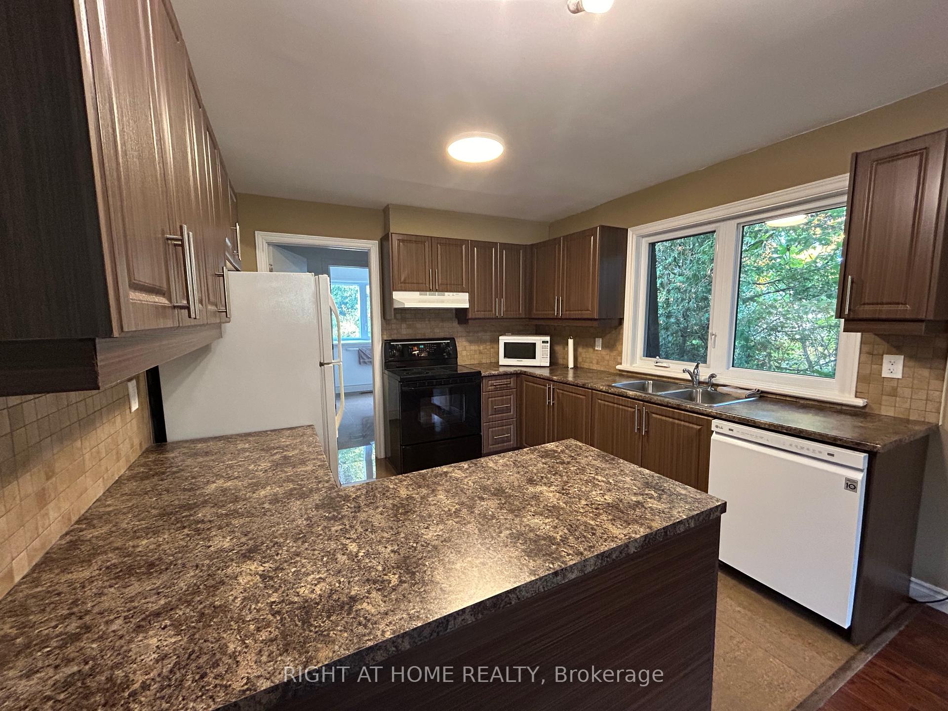 Photo 3 of Unit Upper Level, 36 Aurora Heights Drive, Aurora, Aurora Heights — HOMEH