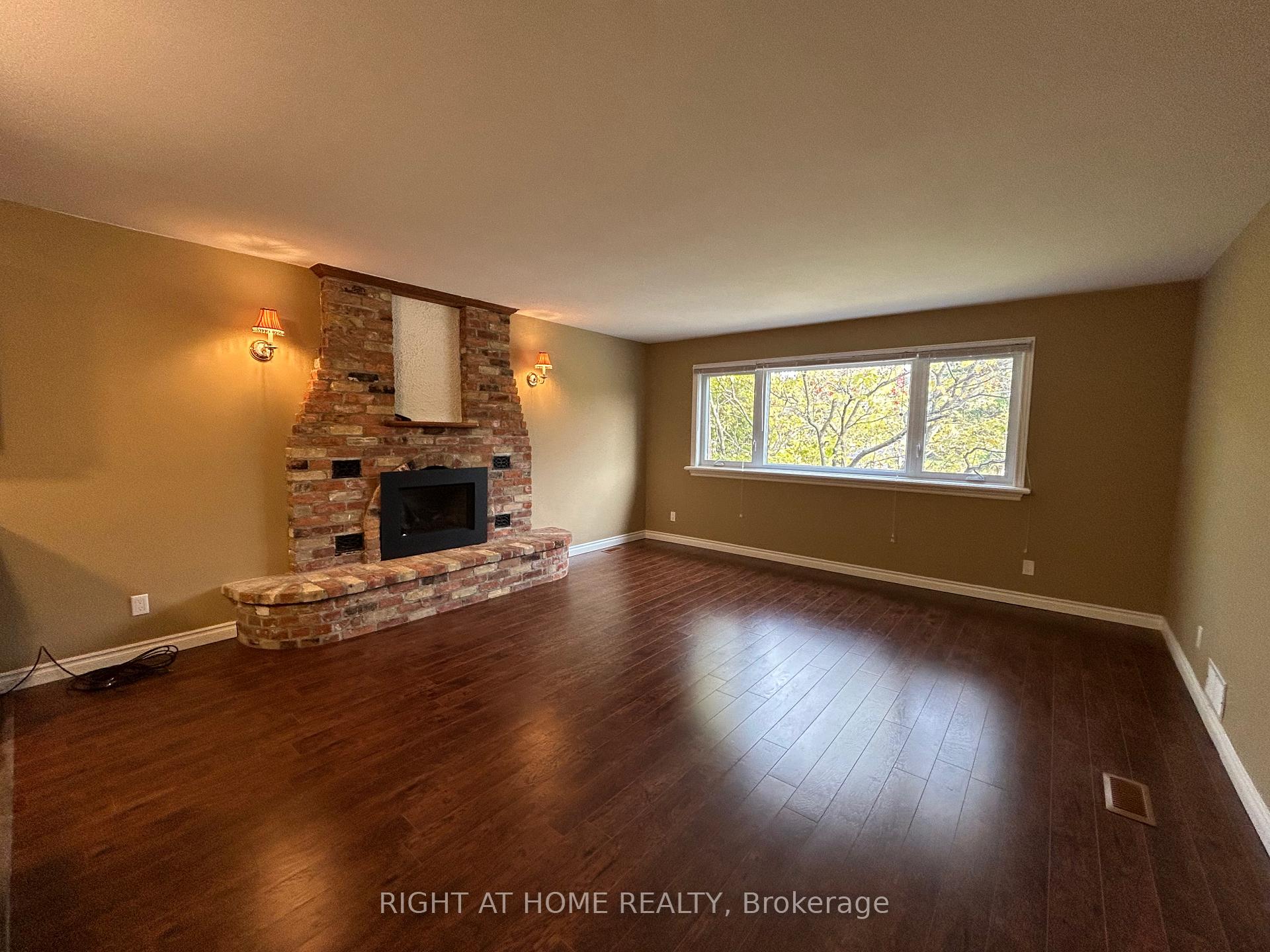 Photo 5 of Unit Upper Level, 36 Aurora Heights Drive, Aurora, Aurora Heights — HOMEH